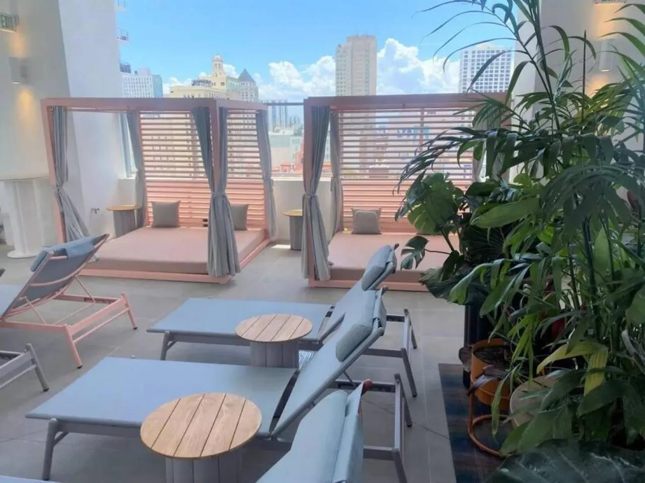 Modern 1 Bed Condo across from Bayside in Downtown