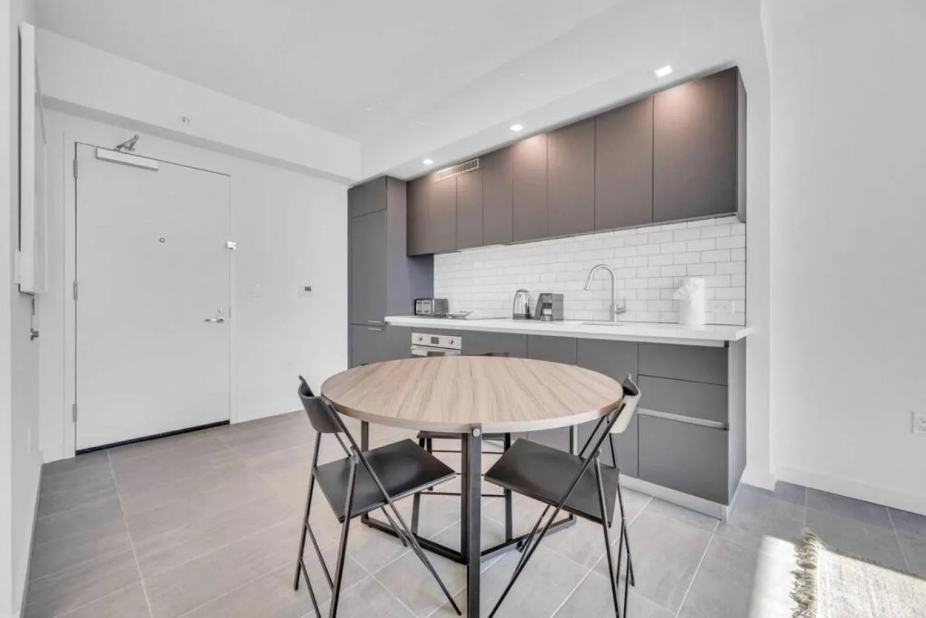 Modern 1 Bed Condo across from Bayside in Downtown