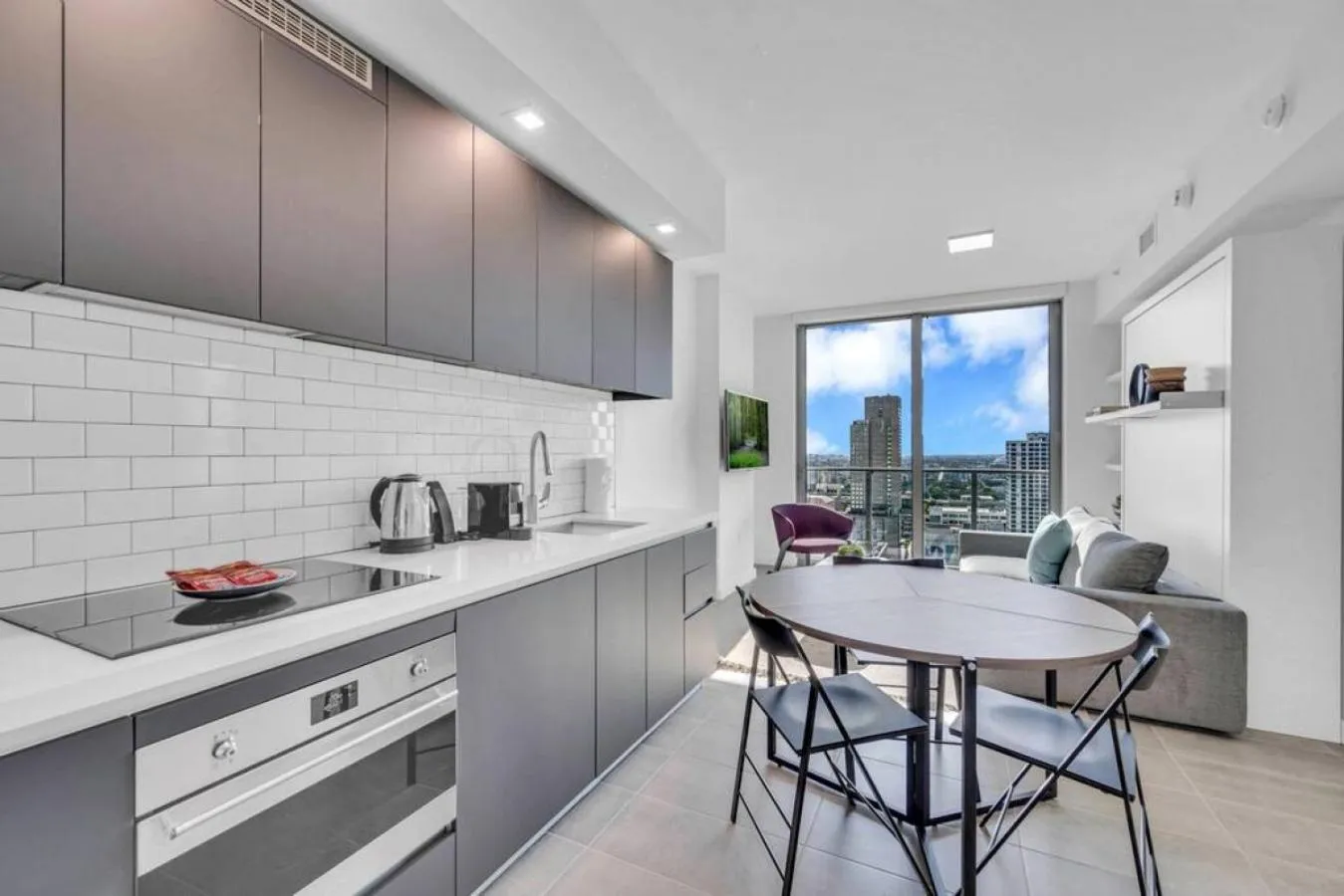 Modern 1 Bed Condo across from Bayside in Downtown