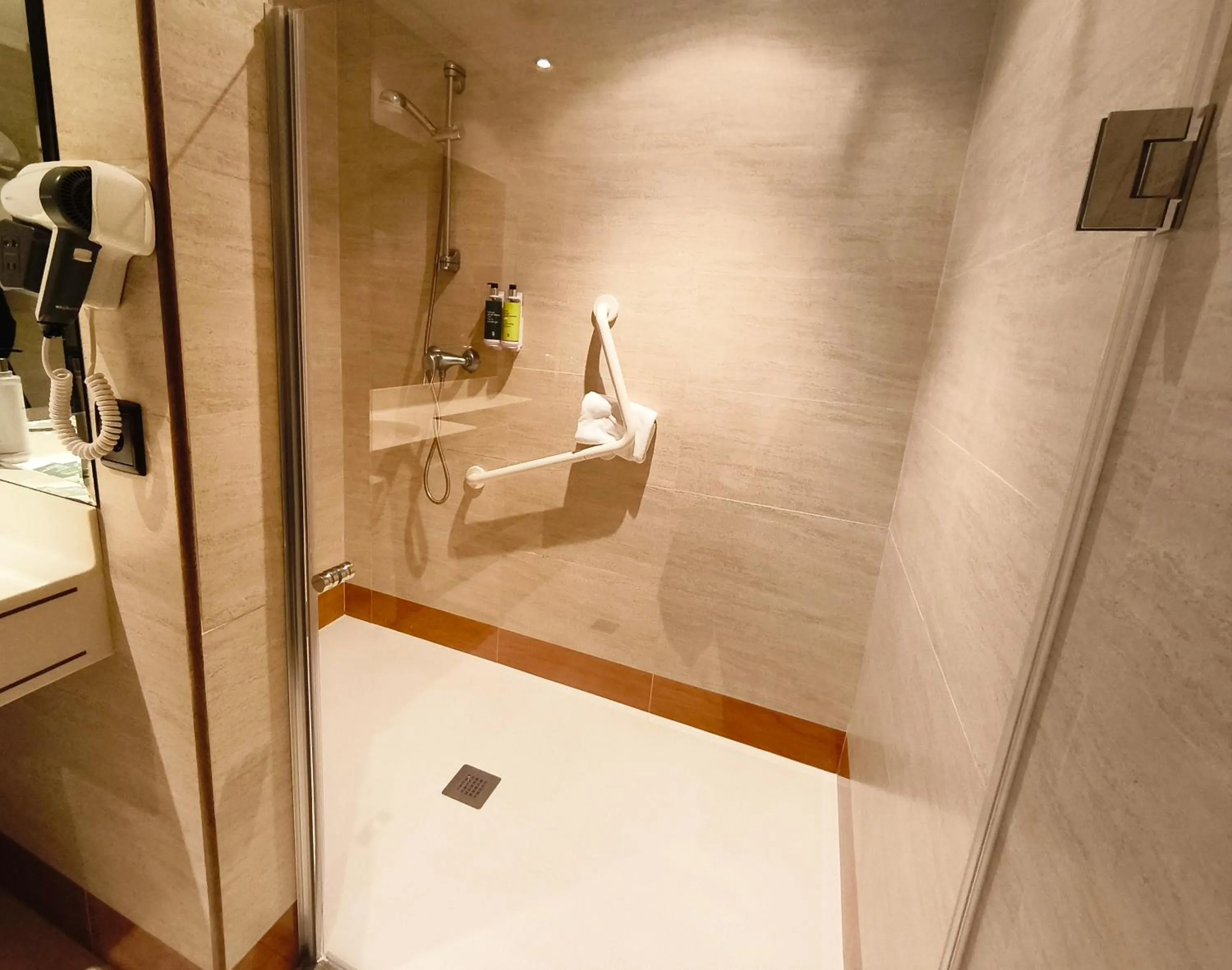 Toilet in Hotel Sercotel Cuatro Postes