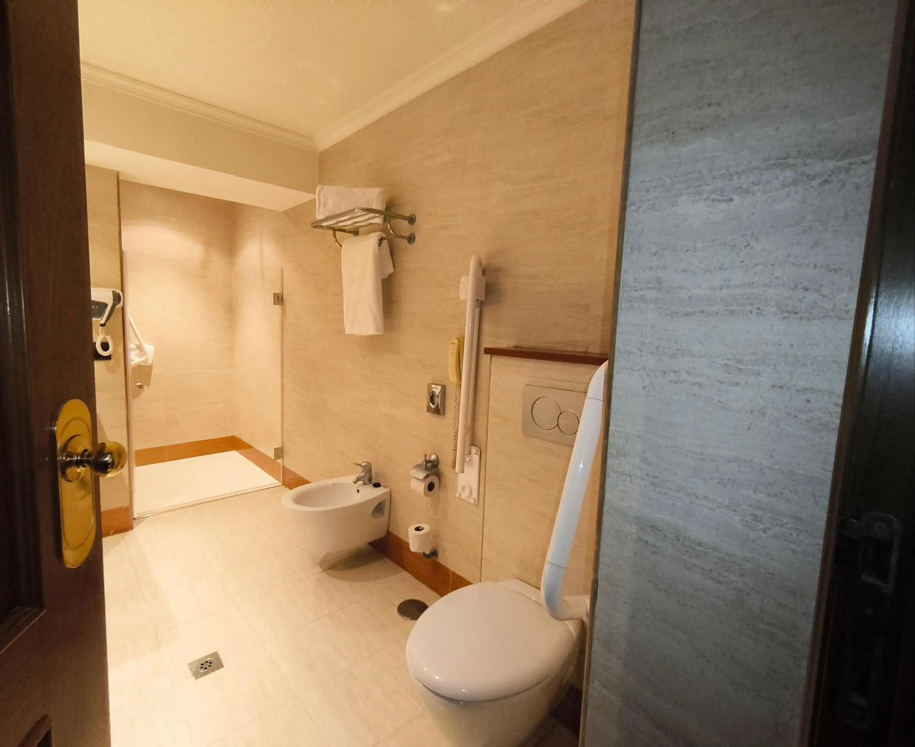 Toilet in Hotel Sercotel Cuatro Postes