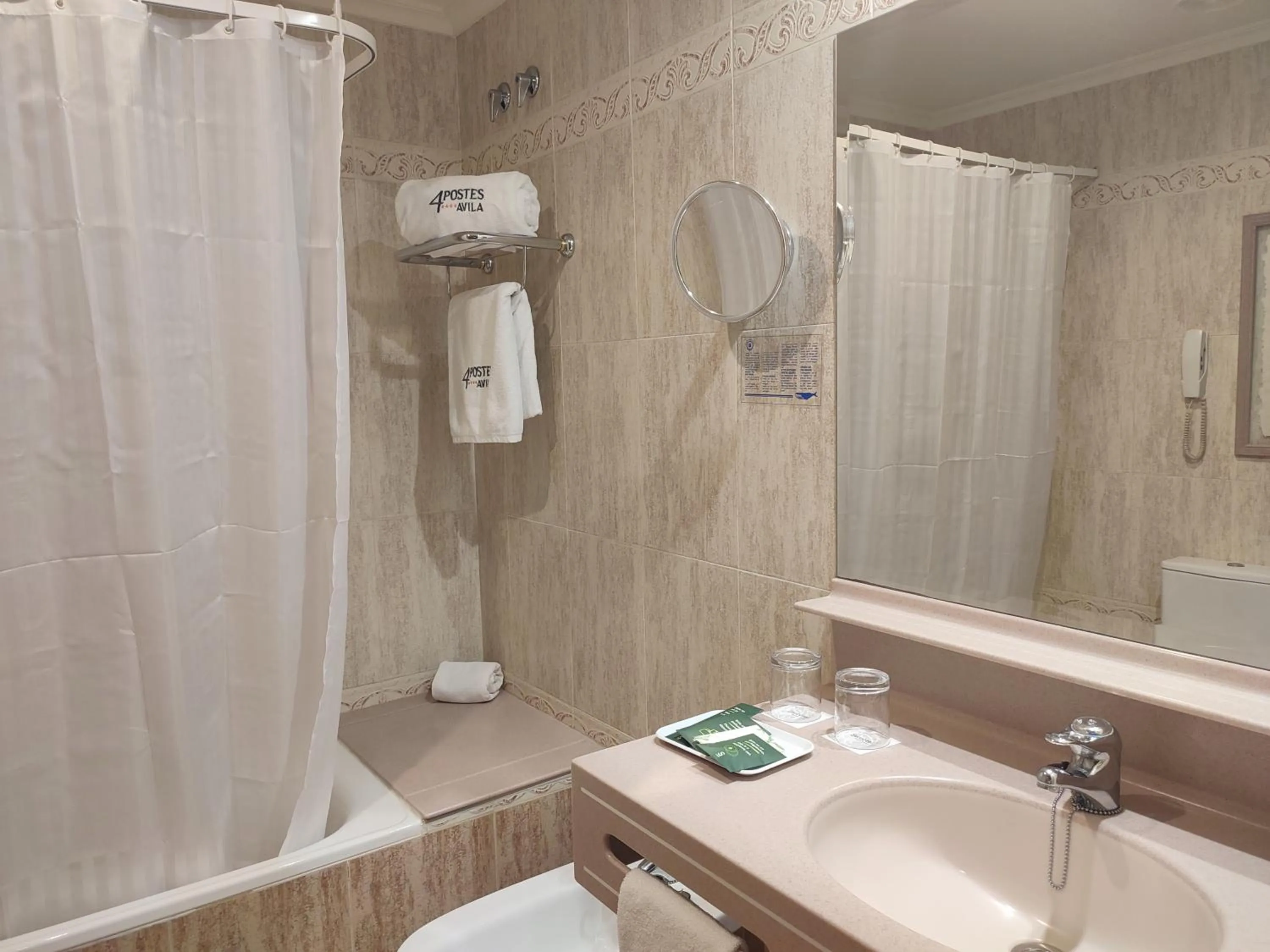 Toilet in Hotel Sercotel Cuatro Postes