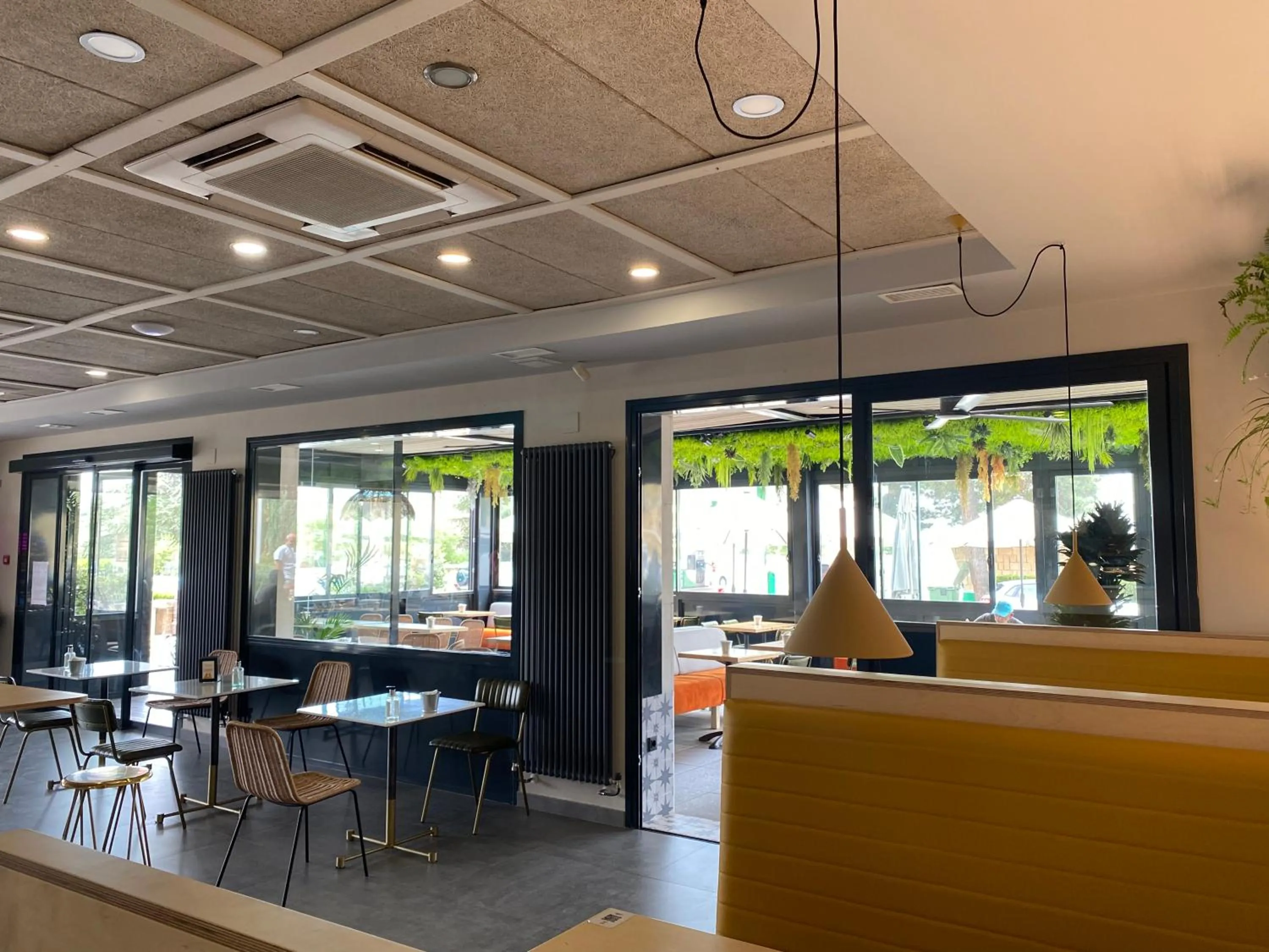 Lounge or bar in Hotel Sercotel Cuatro Postes