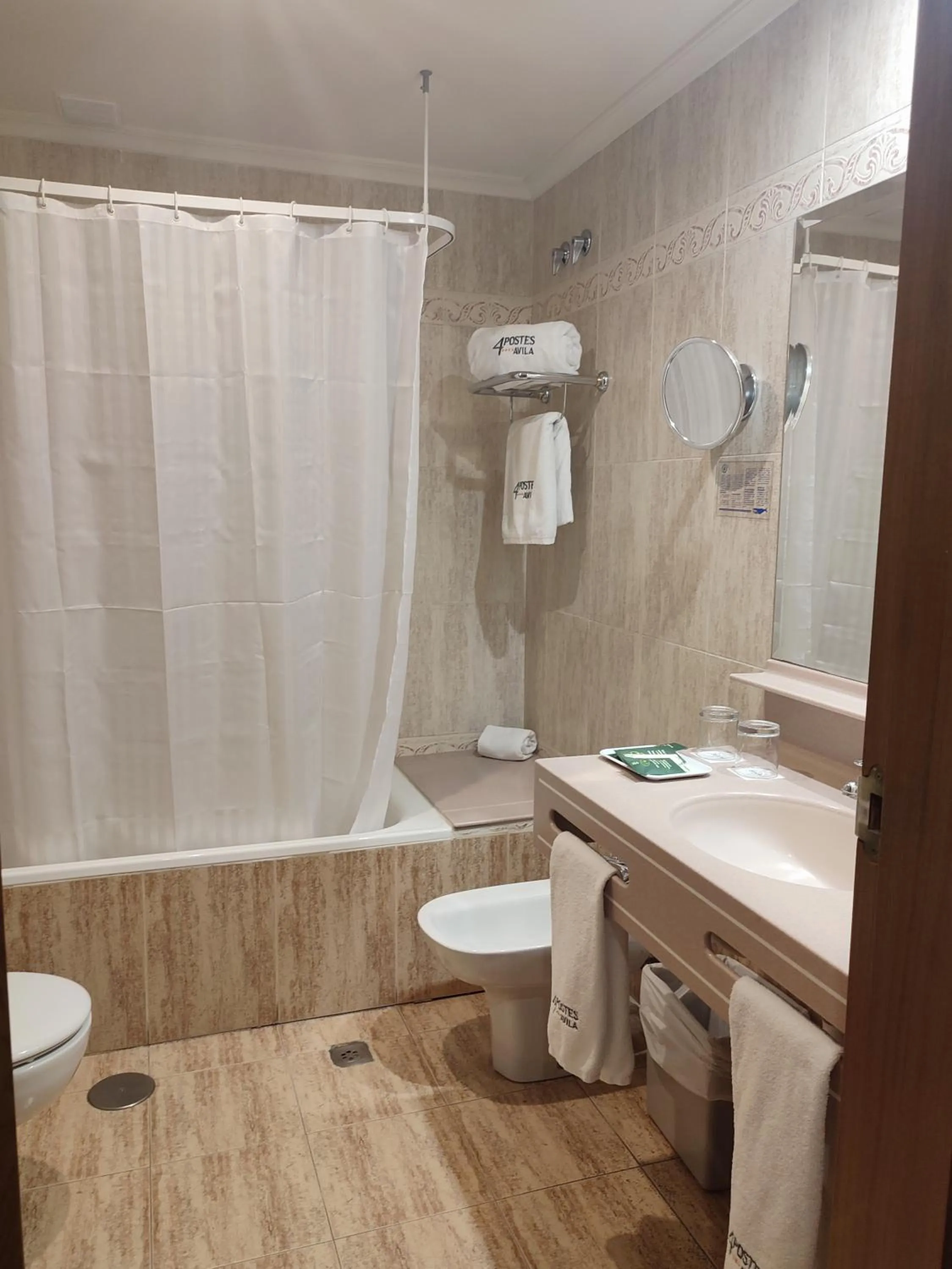 Toilet in Hotel Sercotel Cuatro Postes