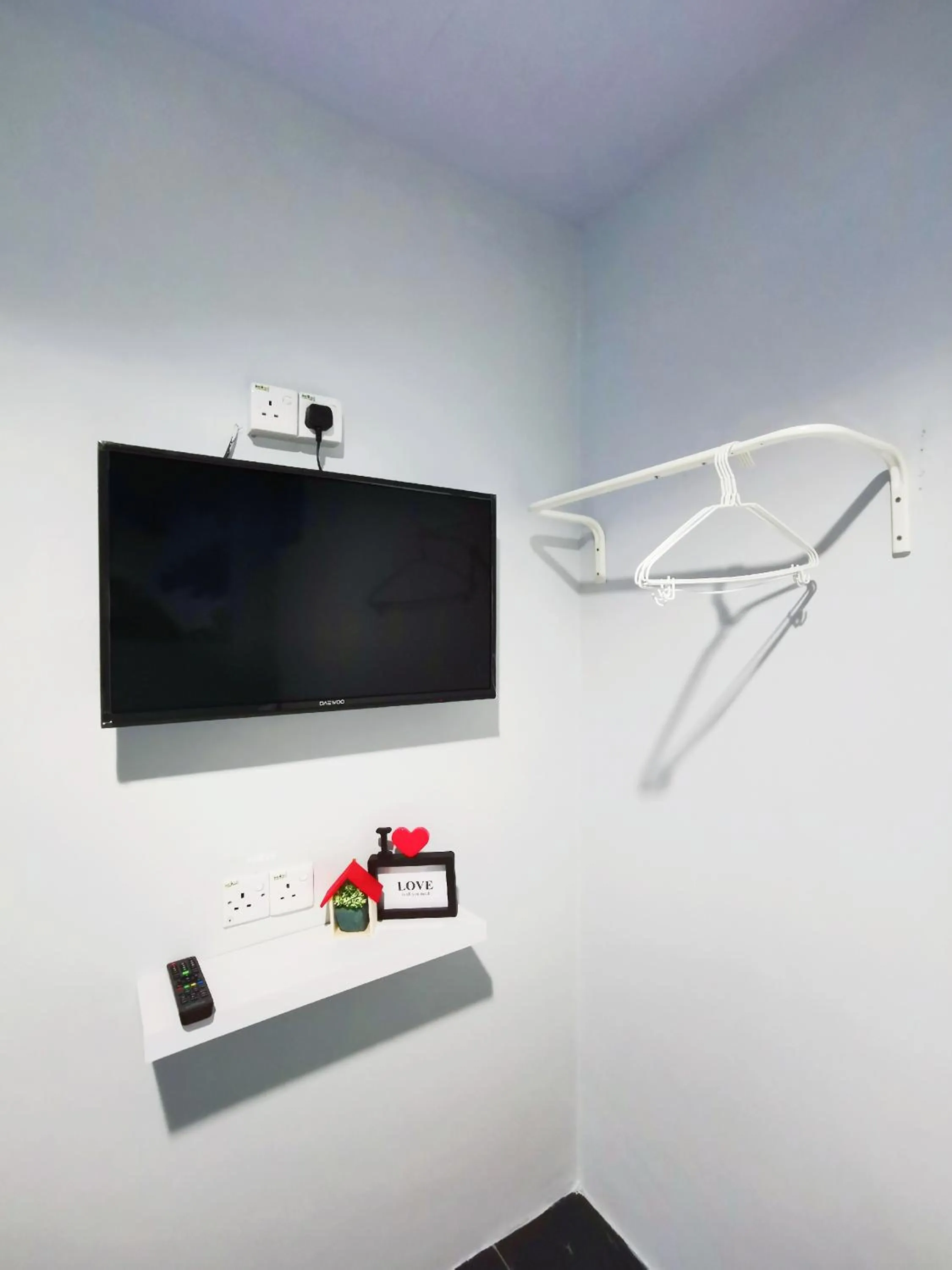 TV and multimedia in Gurney Coast Guest House by Sky Hive