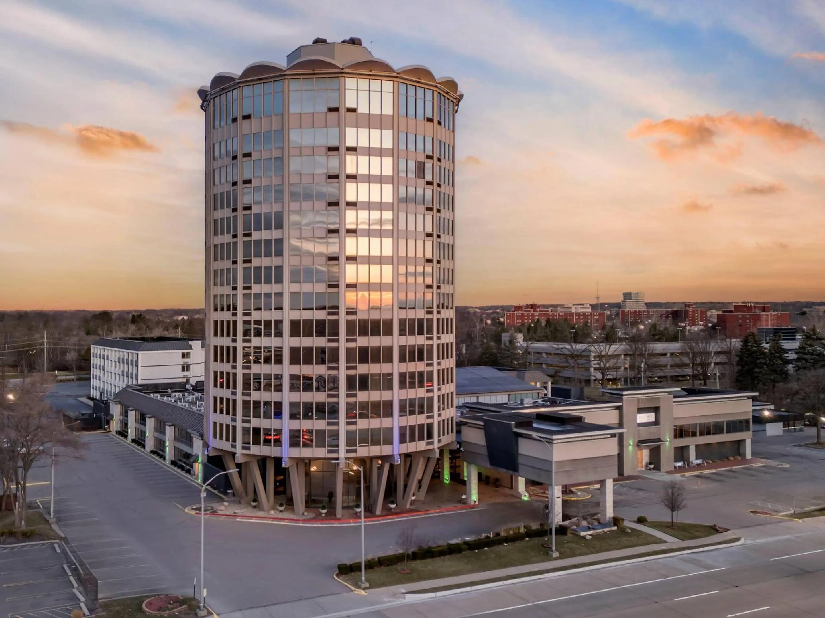 Property building in Radisson Hotel Southfield-Detroit