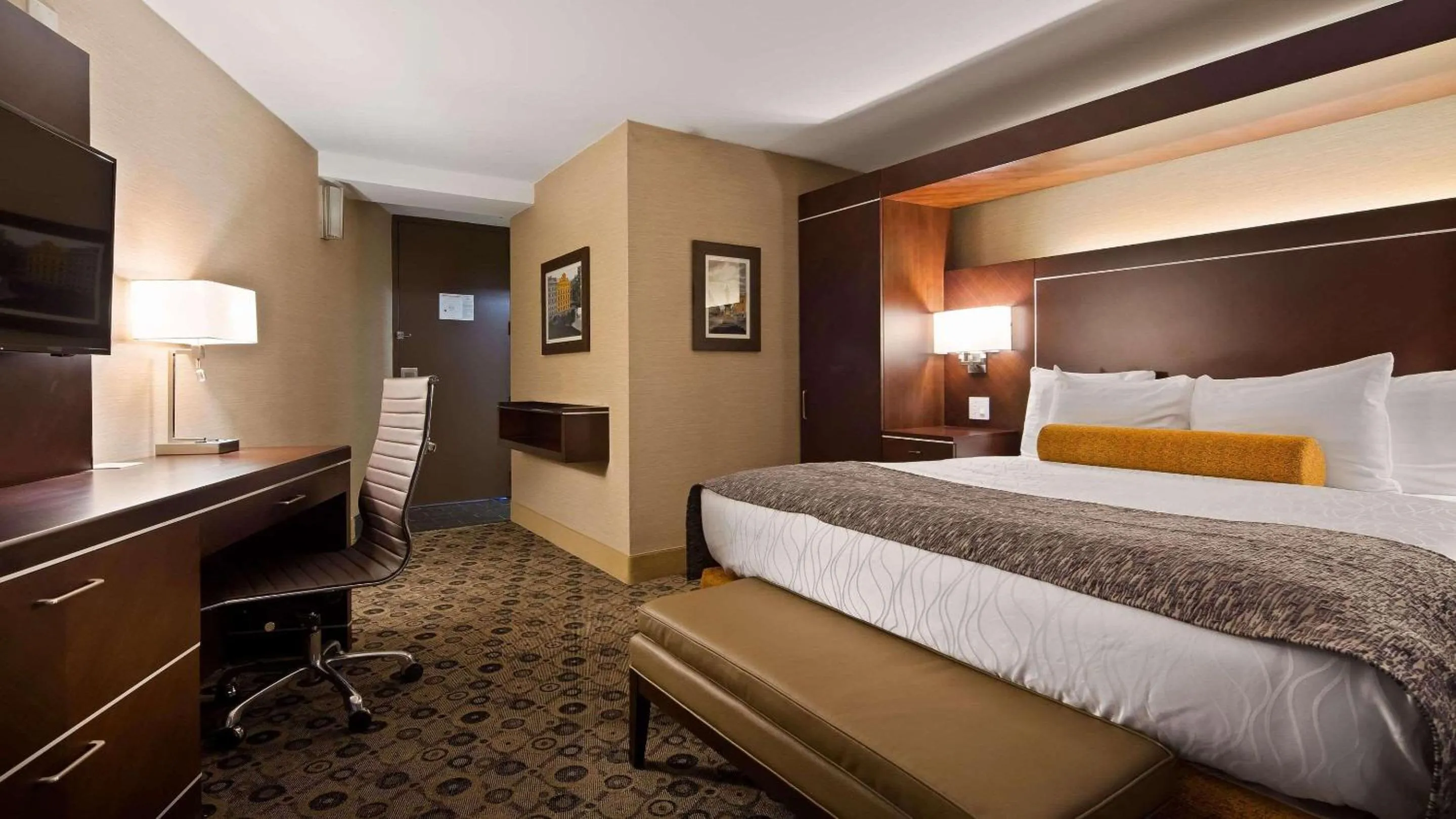 Photo of the whole room, Bed in Radisson Hotel Southfield-Detroit