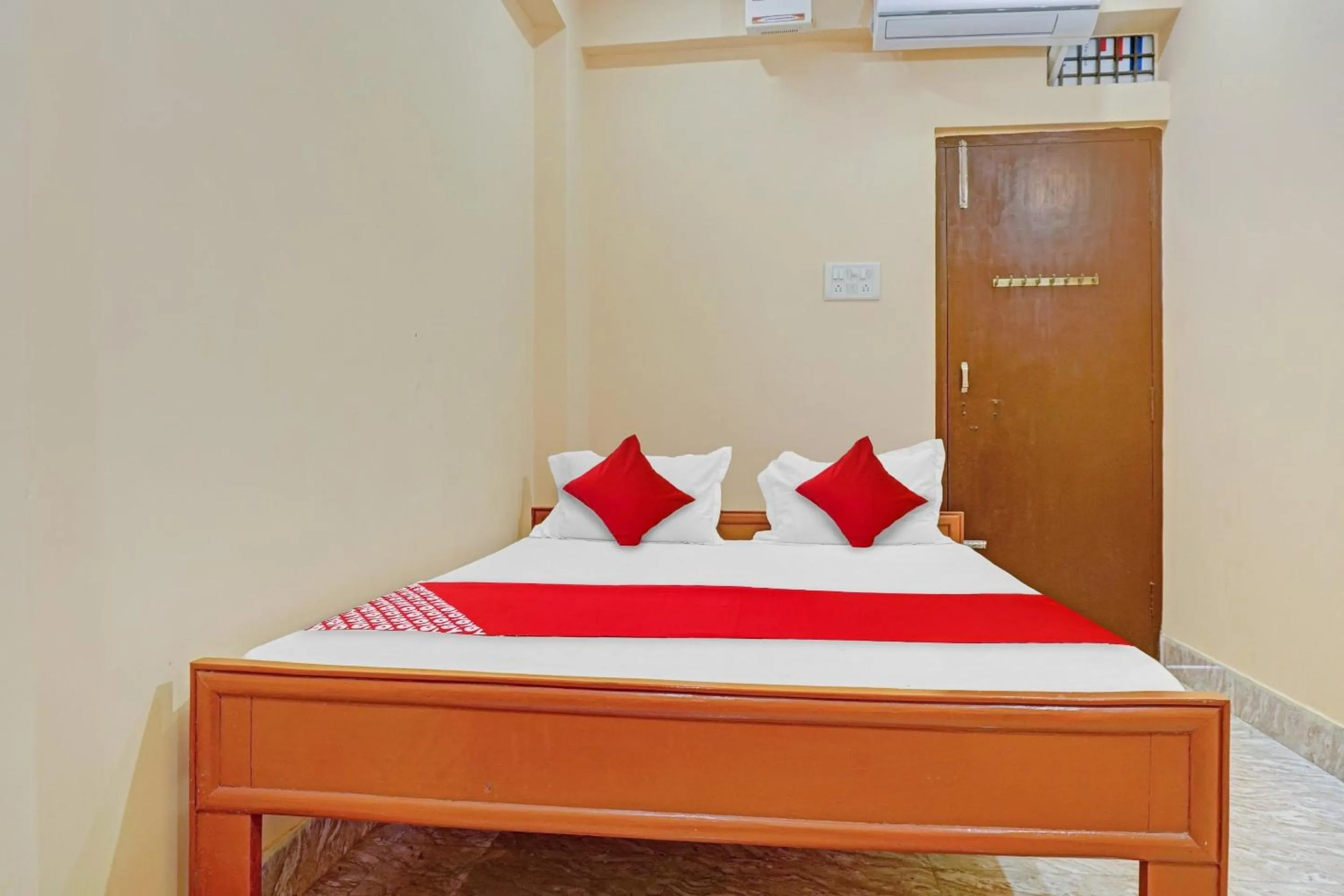 Bedroom, Bed in Hotel O Shree New Hotel Rajdhani