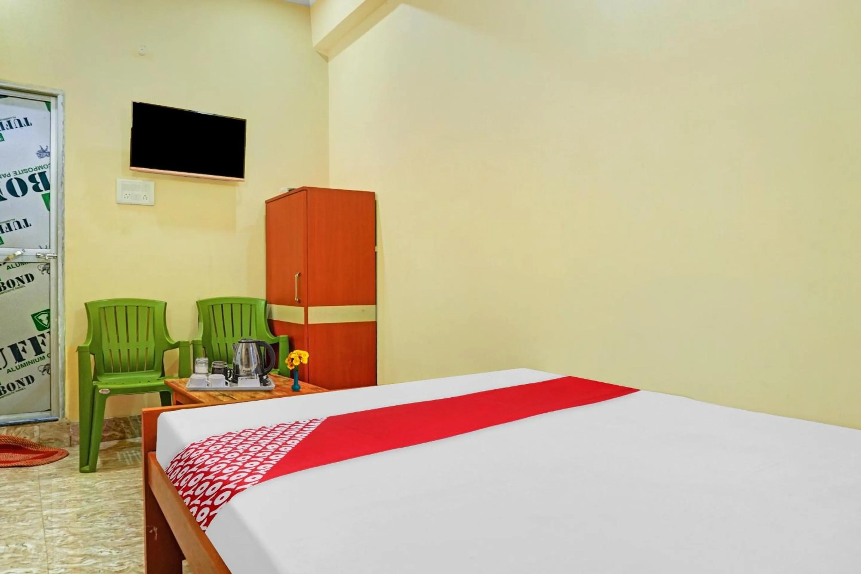 Facade/entrance, Bed in Hotel O Shree New Hotel Rajdhani