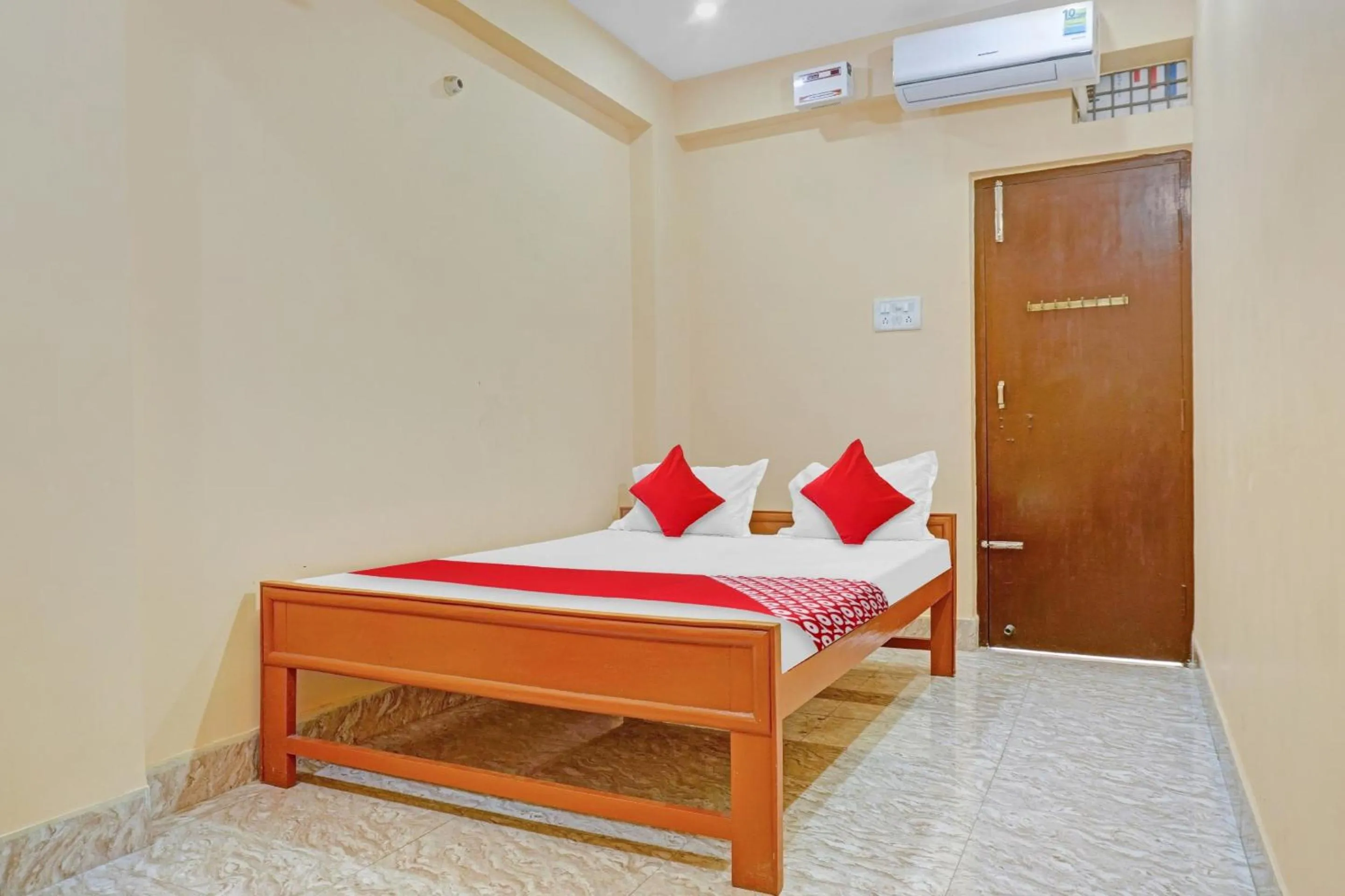 Bedroom, Bed in Hotel O Shree New Hotel Rajdhani