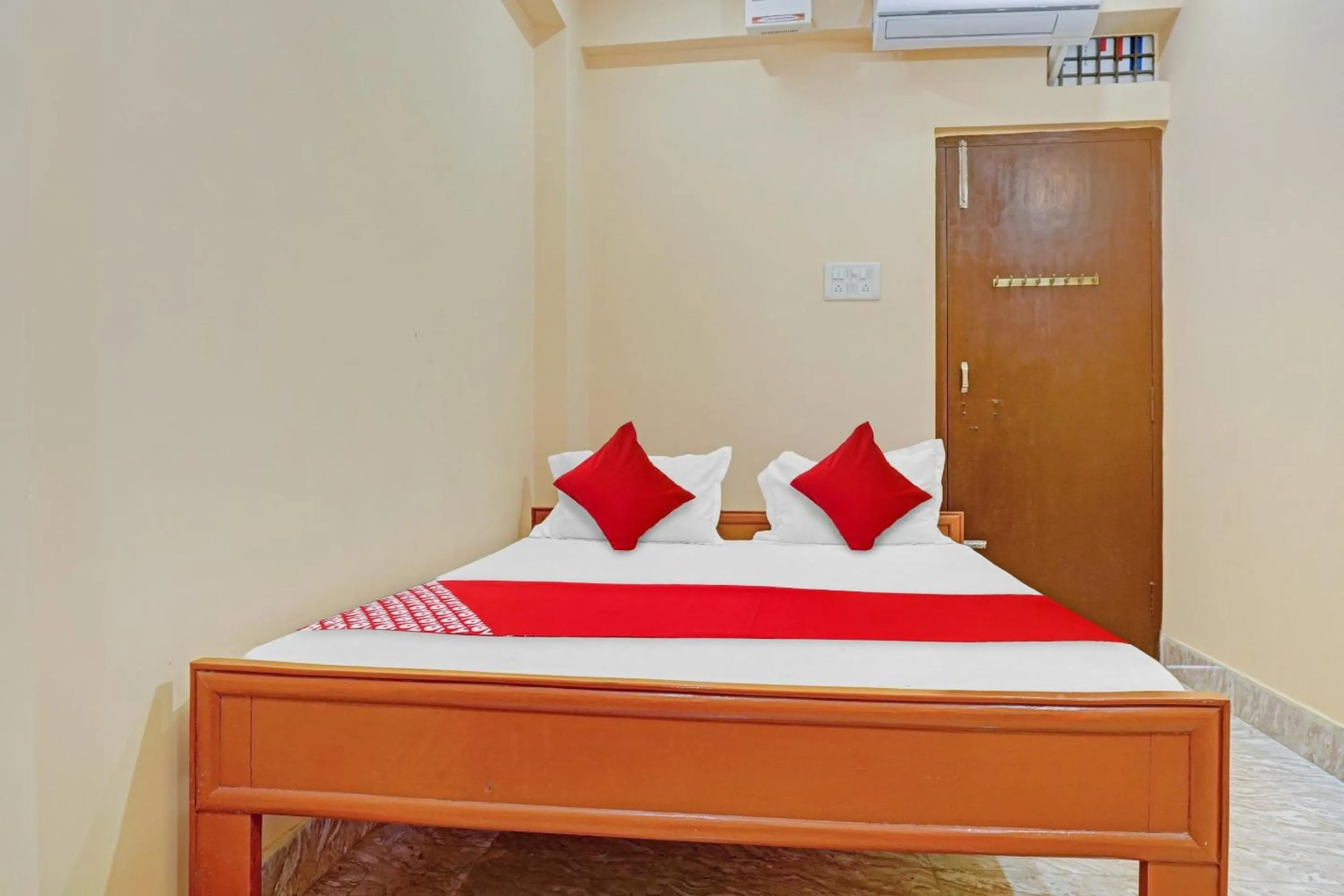 Lobby or reception, Bed in Hotel O Shree New Hotel Rajdhani