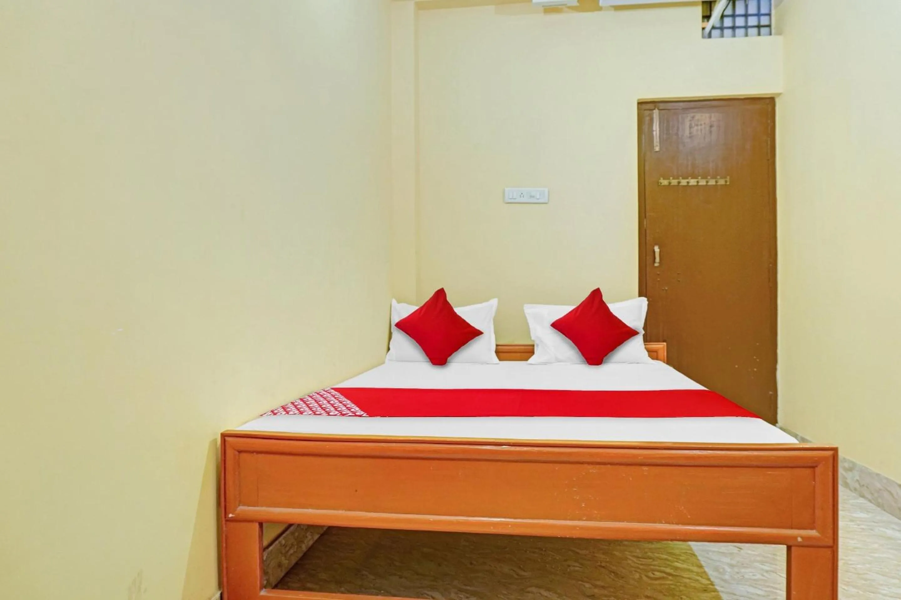 Bedroom, Bed in Hotel O Shree New Hotel Rajdhani