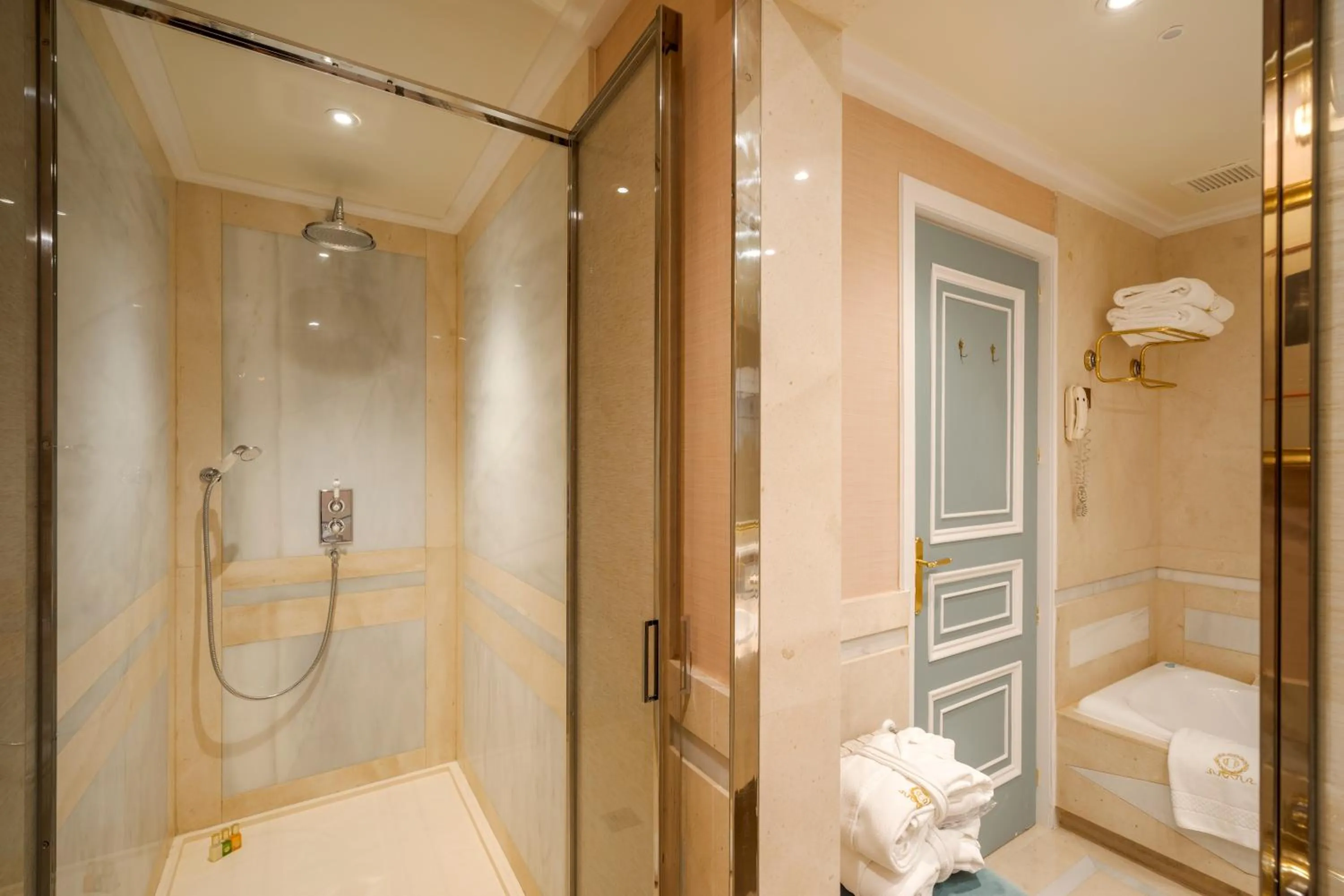 Shower in Relais & Châteaux Hotel Orfila