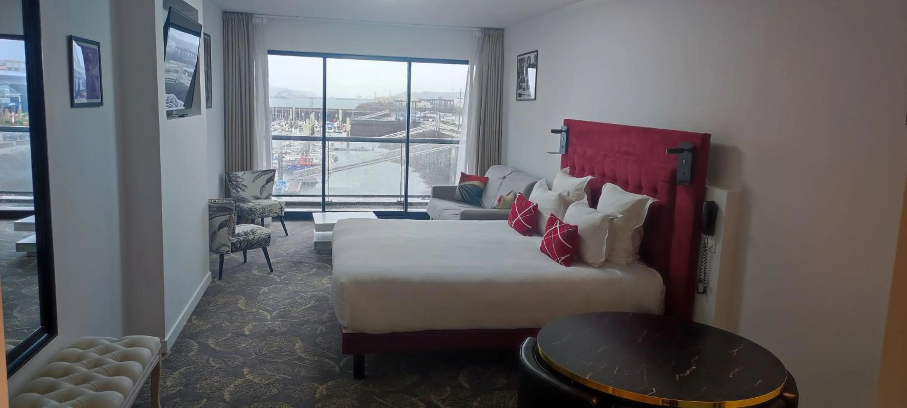 Bed in Le Barracuda & Spa, pieds dans l'eau, vue mer, espace bien-être offert