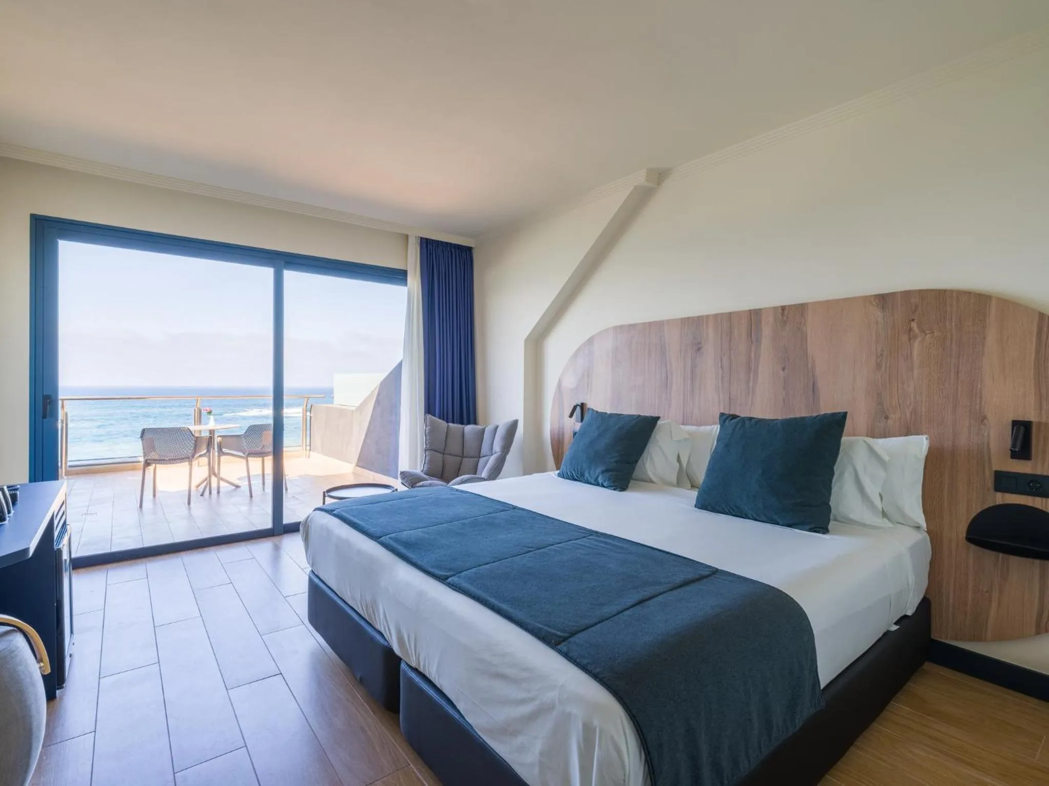 Photo of the whole room, Bed in Sercotel Playa Canteras