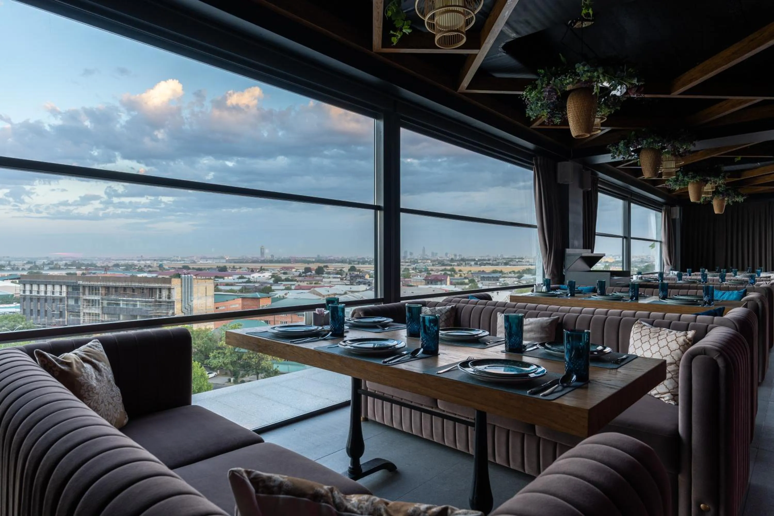 Restaurant/places to eat in Shamsan Airport Hotel