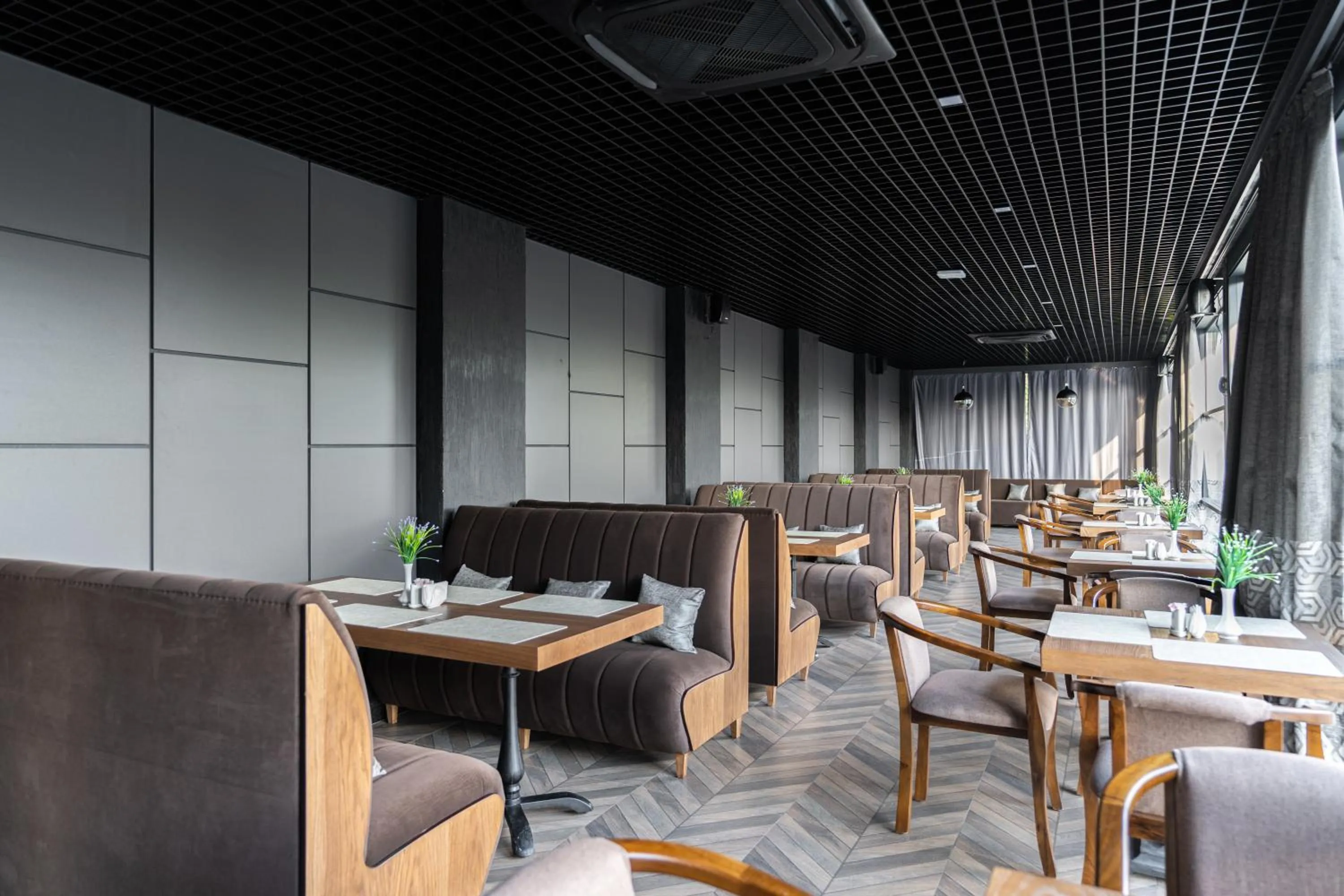 Restaurant/places to eat in Shamsan Airport Hotel