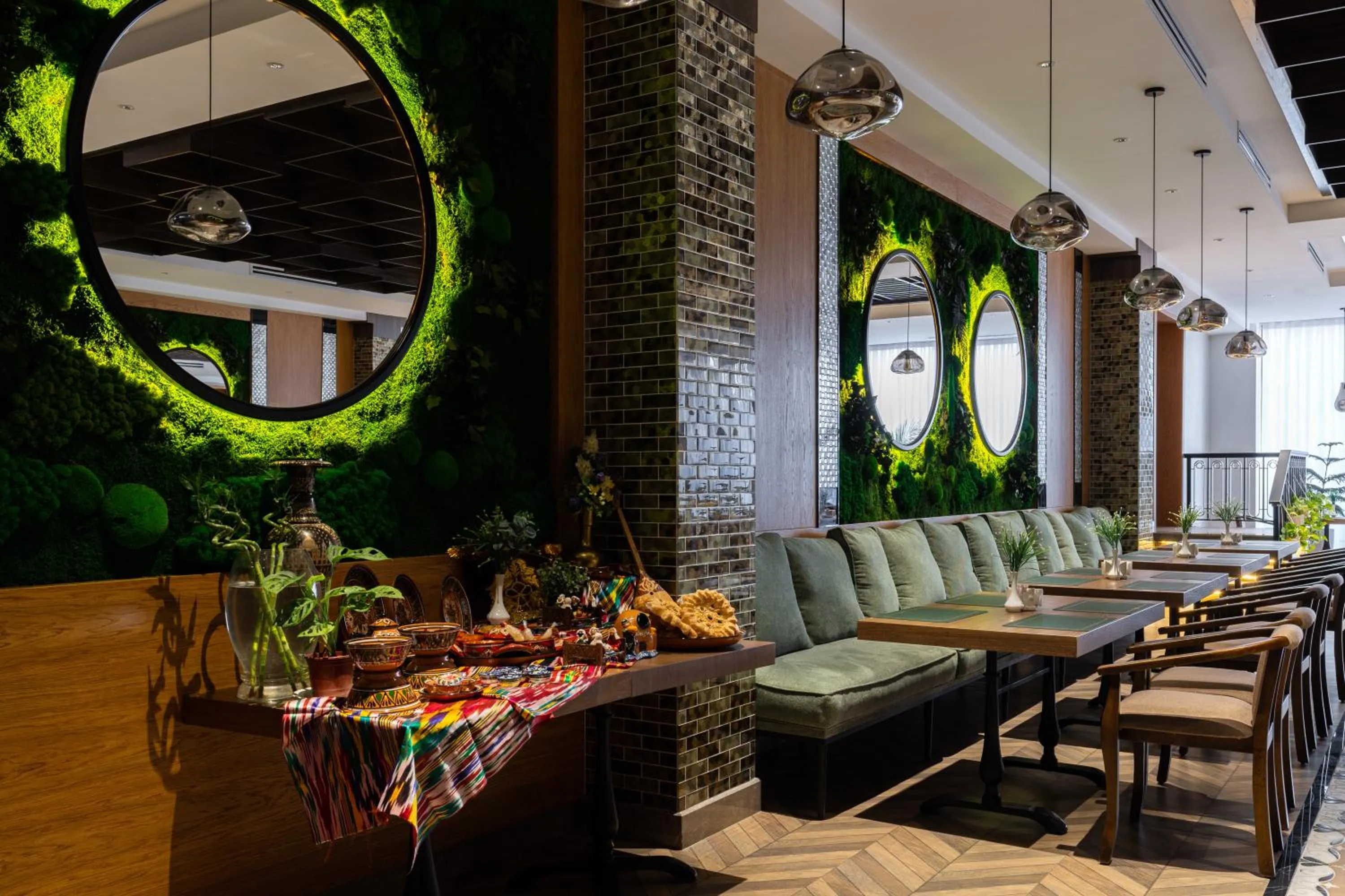 Restaurant/places to eat in Shamsan Airport Hotel