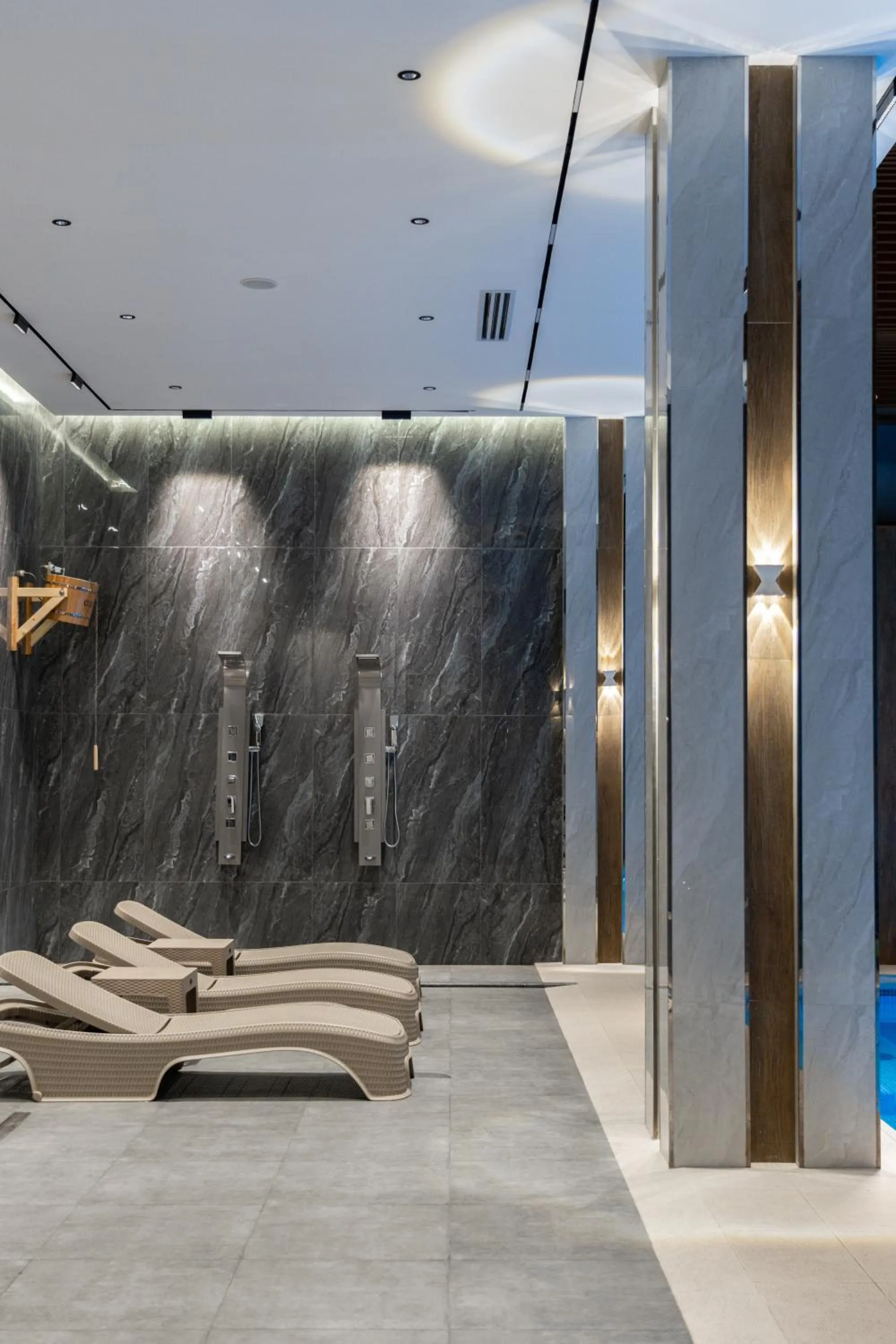 Swimming pool in Shamsan Airport Hotel