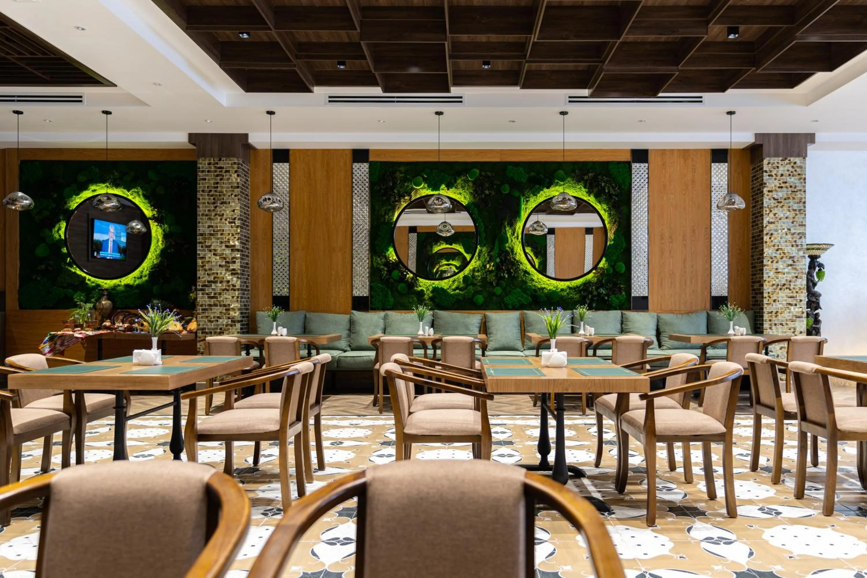 Restaurant/places to eat in Shamsan Airport Hotel