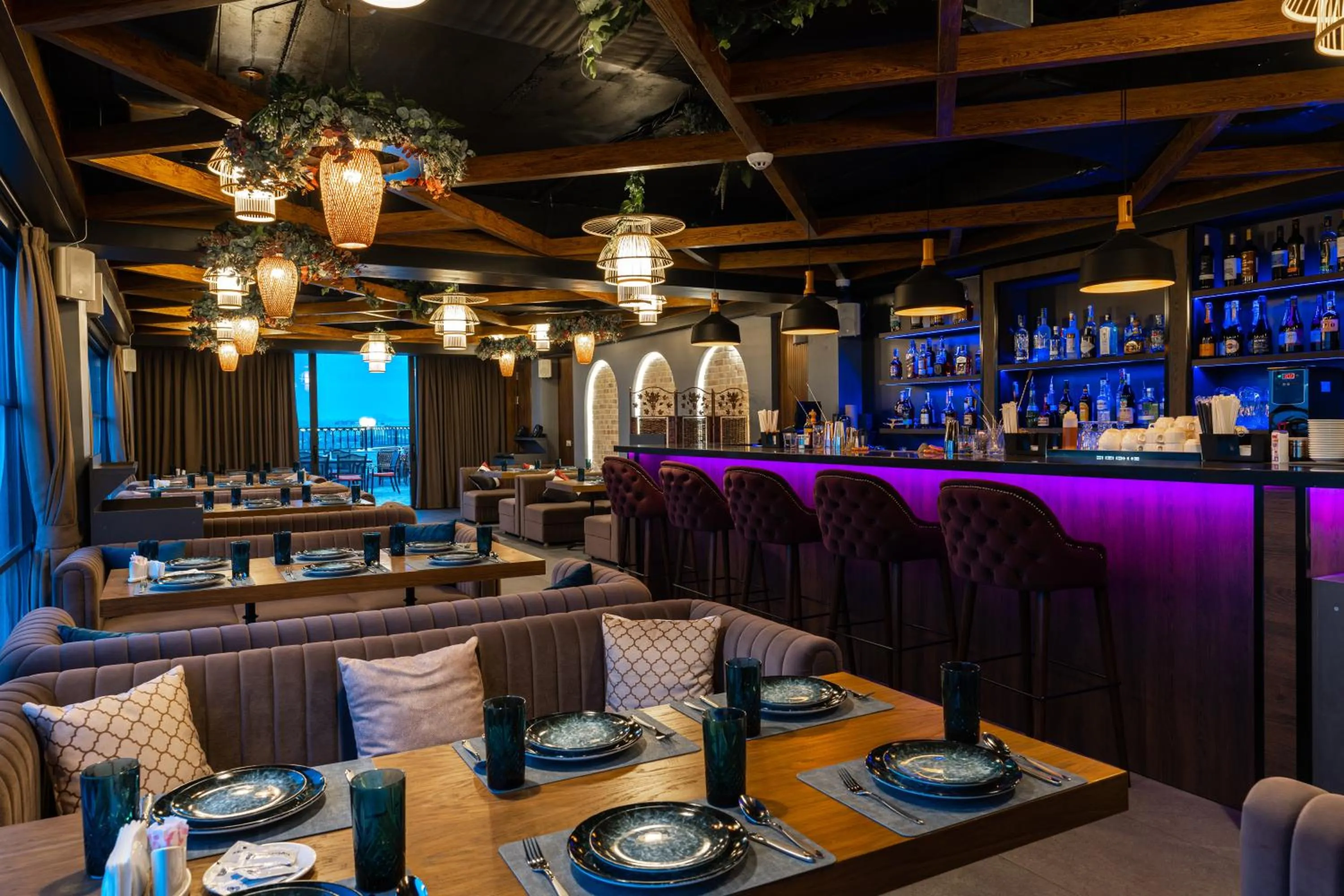 Restaurant/places to eat in Shamsan Airport Hotel