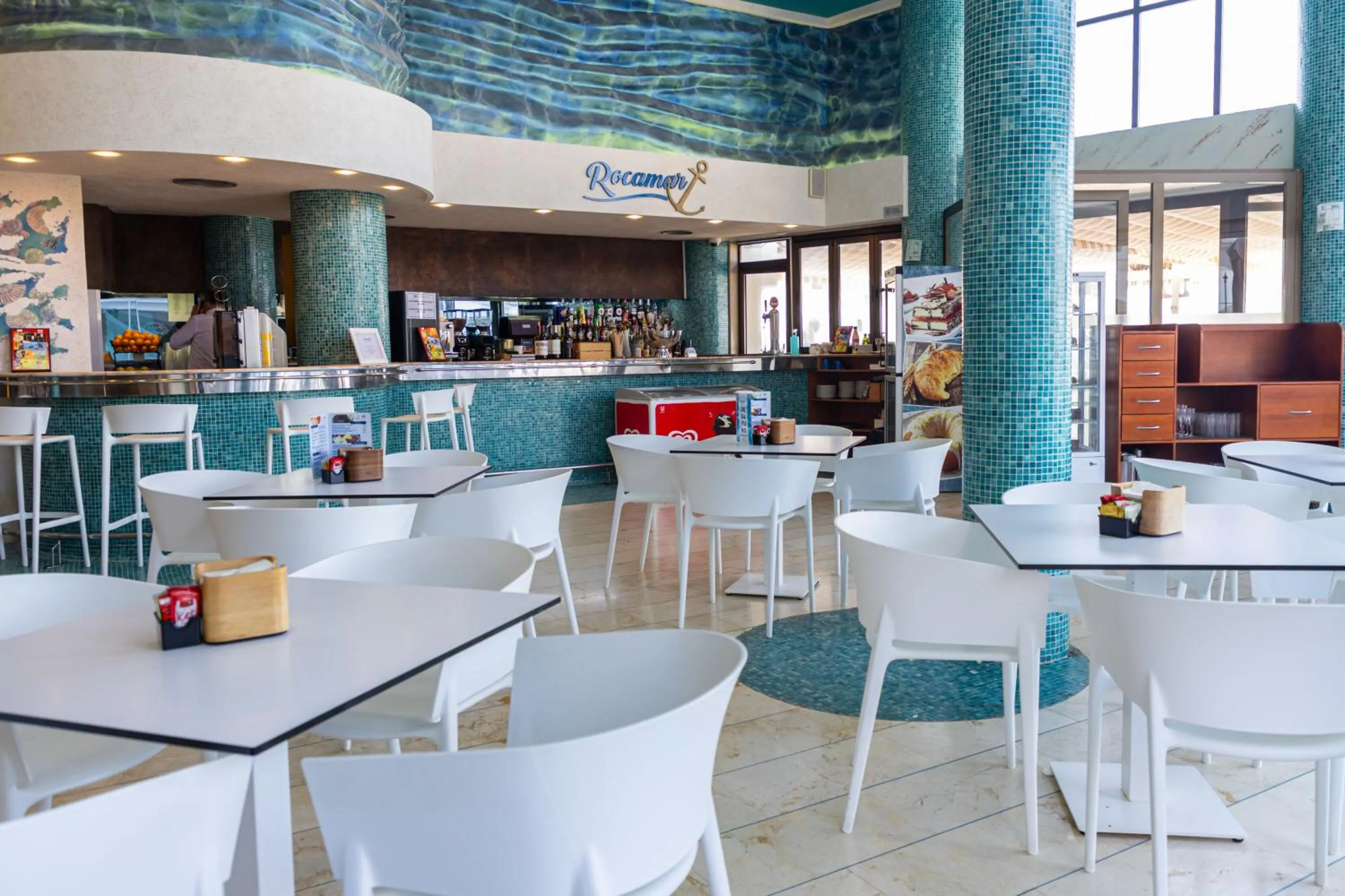 Restaurant/places to eat in Perla Marina