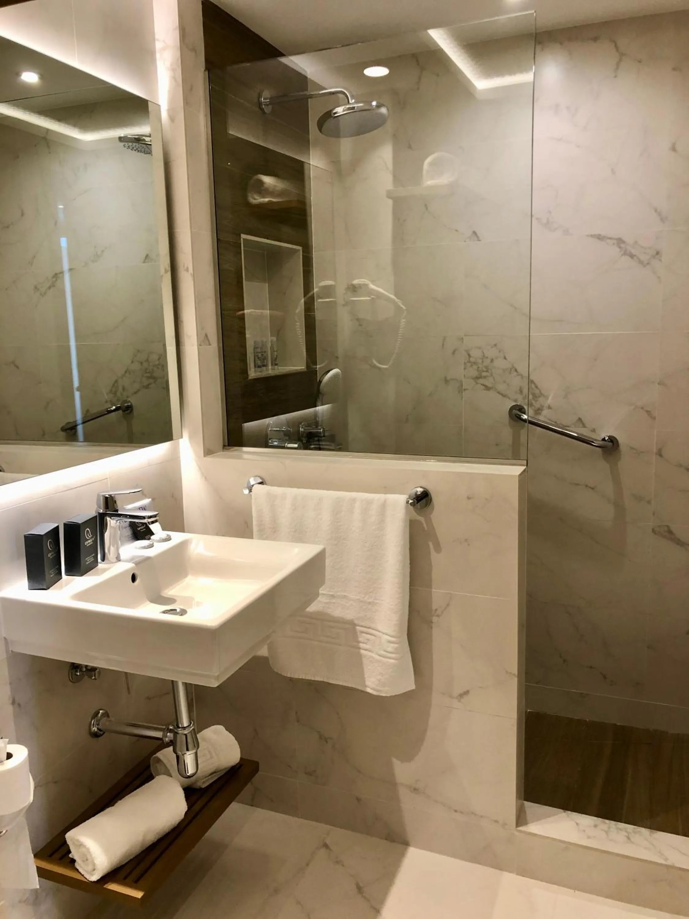 Shower in Perla Marina