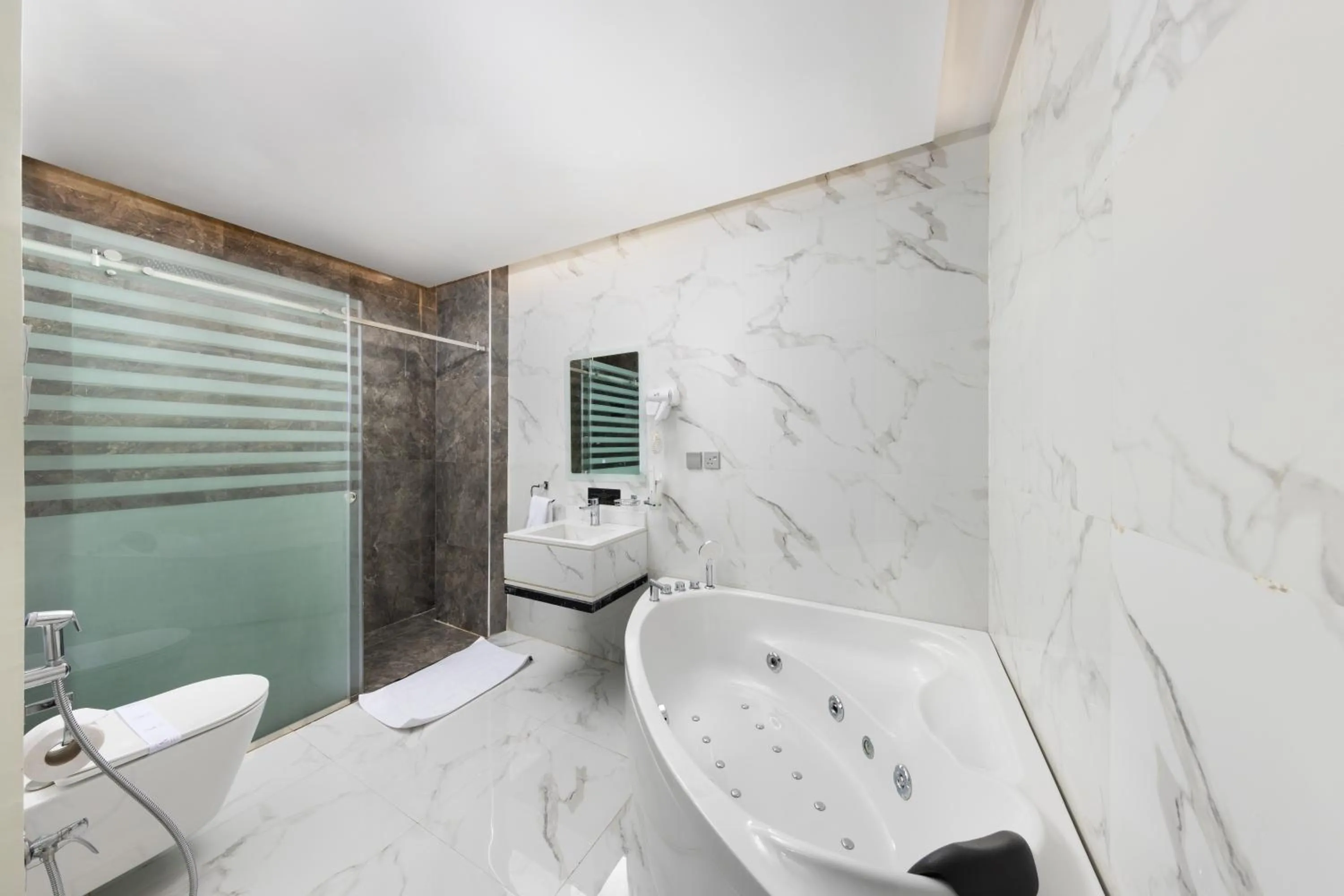 Luxury Night Al Munsiyah