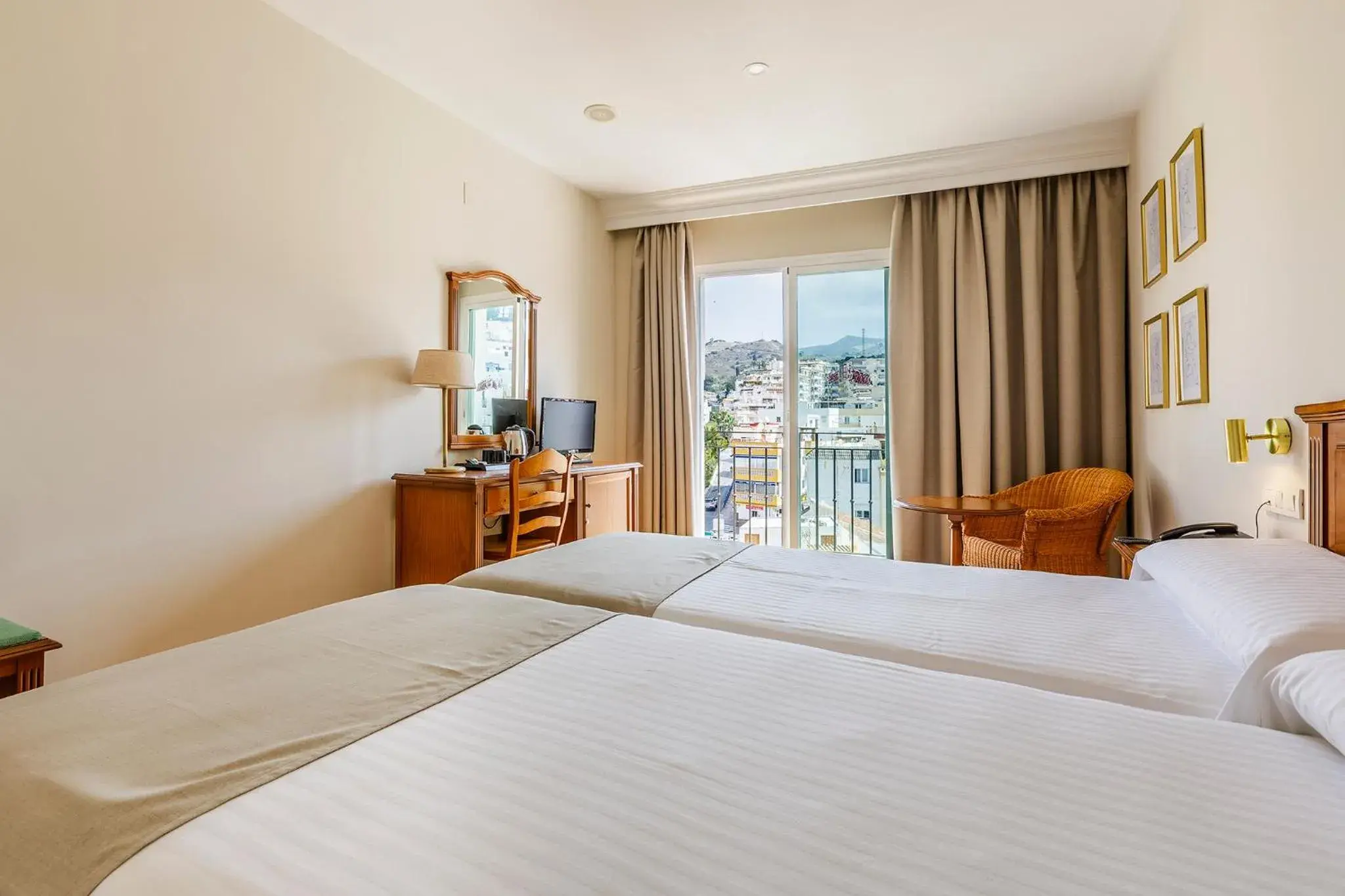 Double Room with Balcony in Hotel Almijara - Mares Double Room with Balcony in Hotel Almijara - Mares