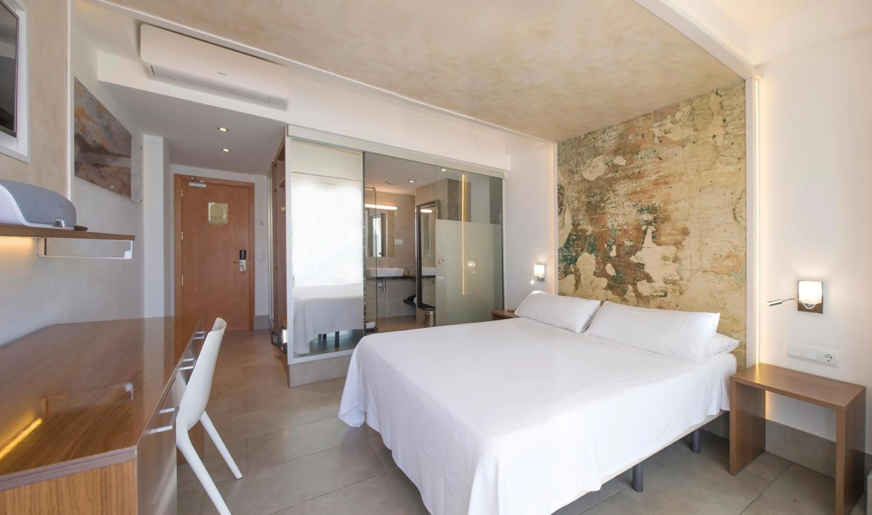 Shower, Bed in Hotel Marfil