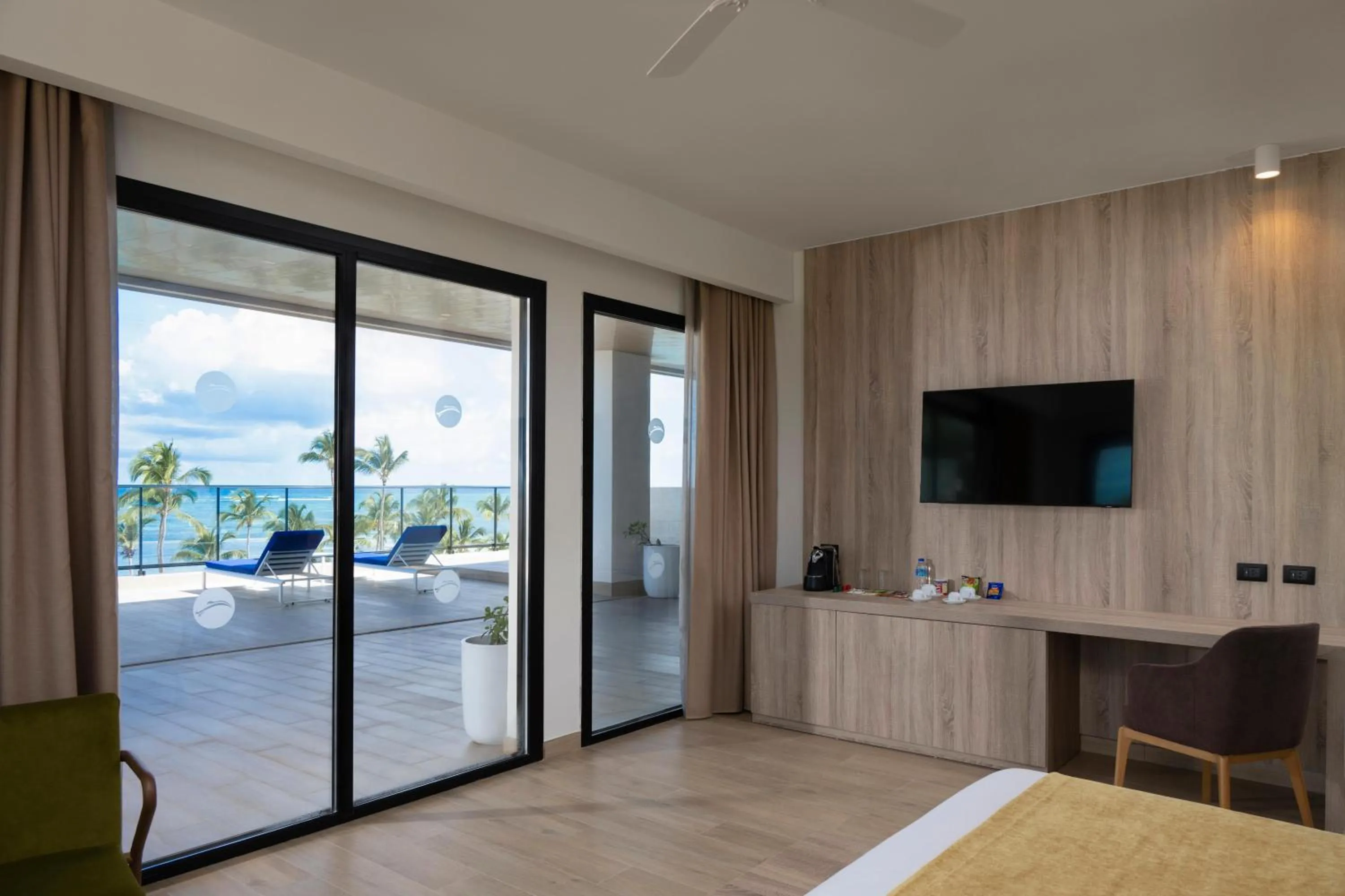 Bed in Serenade All Suites - Adults Only Resort