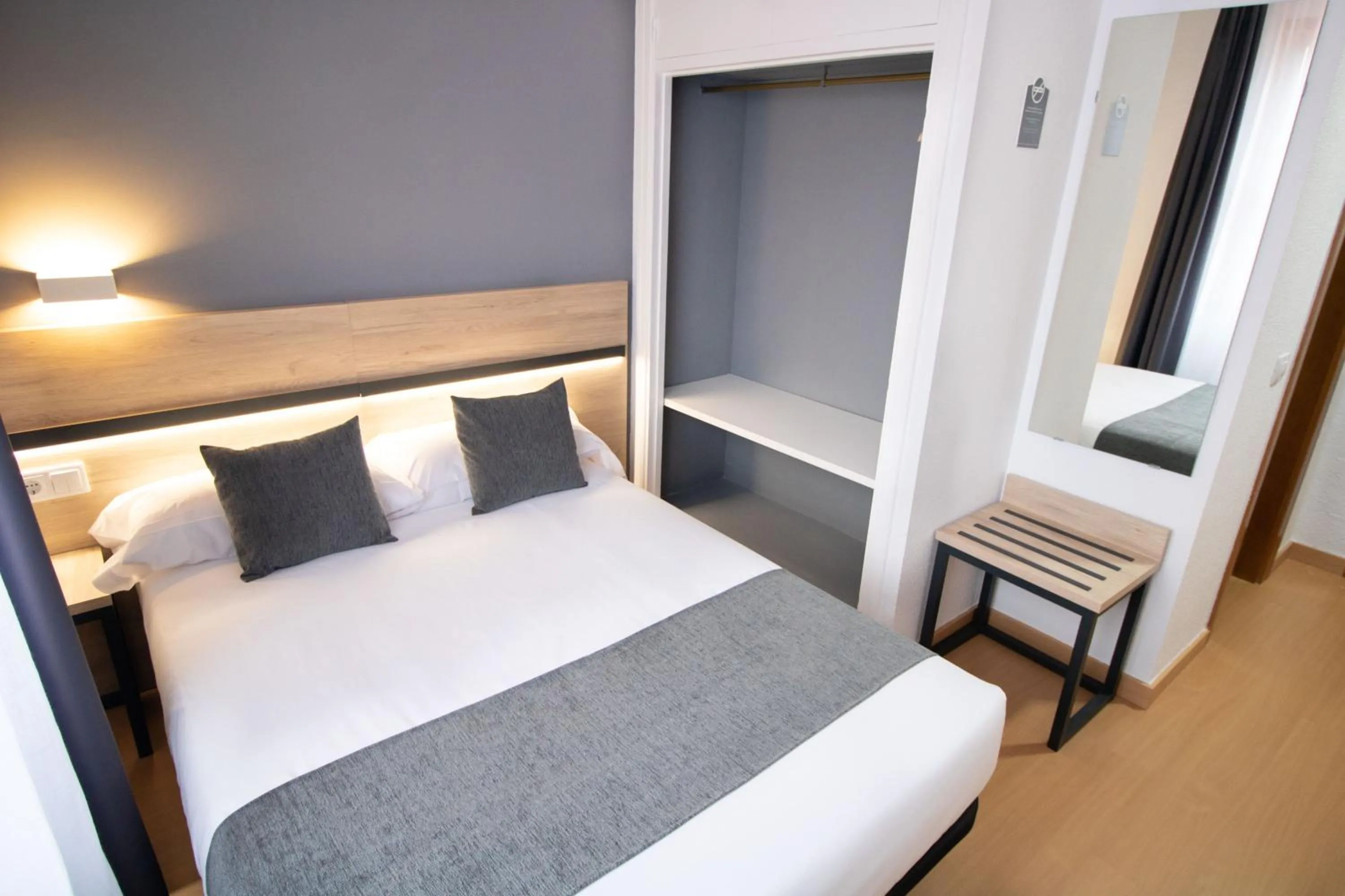 Photo of the whole room, Bed in Alda Puerto Seco