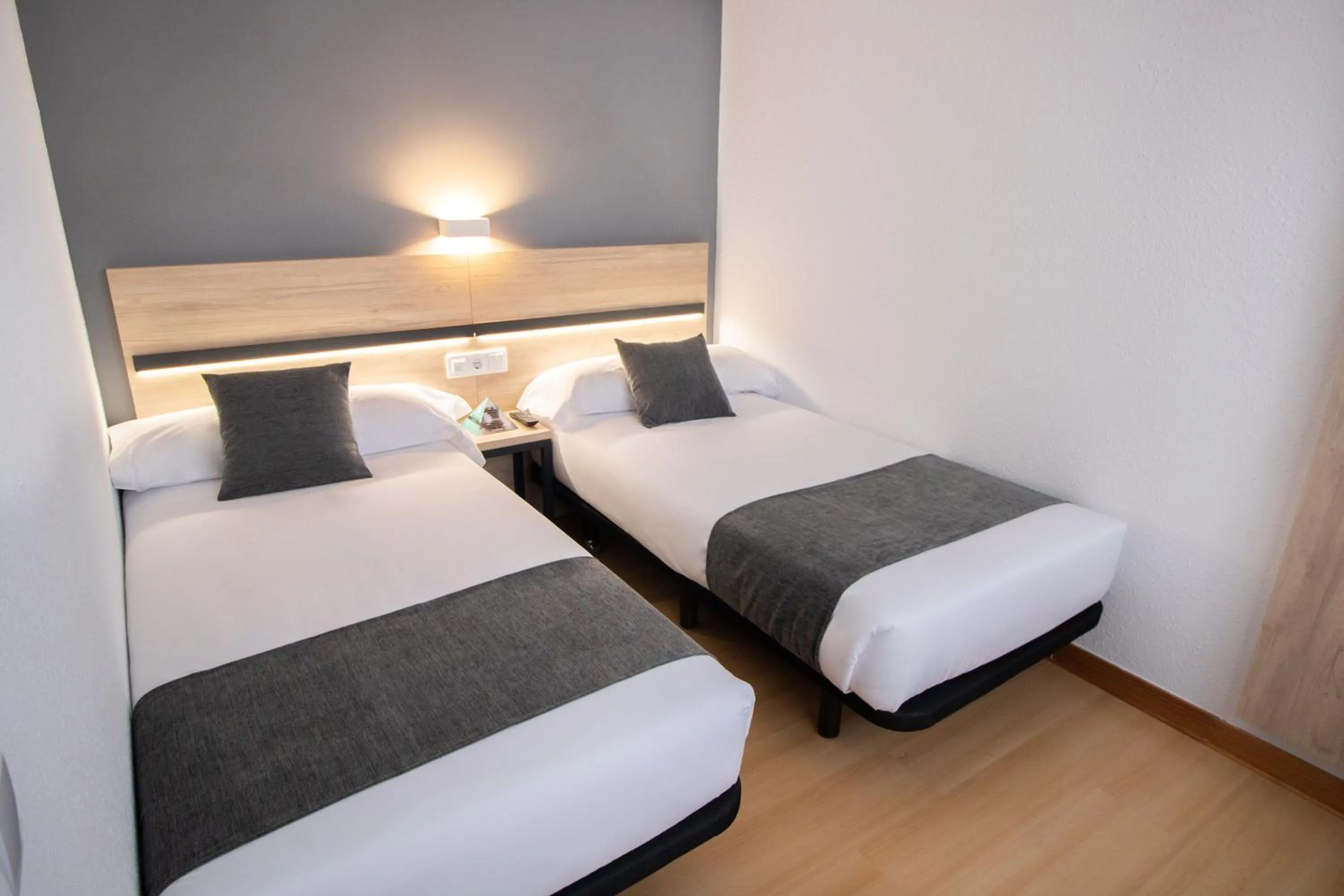 Photo of the whole room, Bed in Alda Puerto Seco