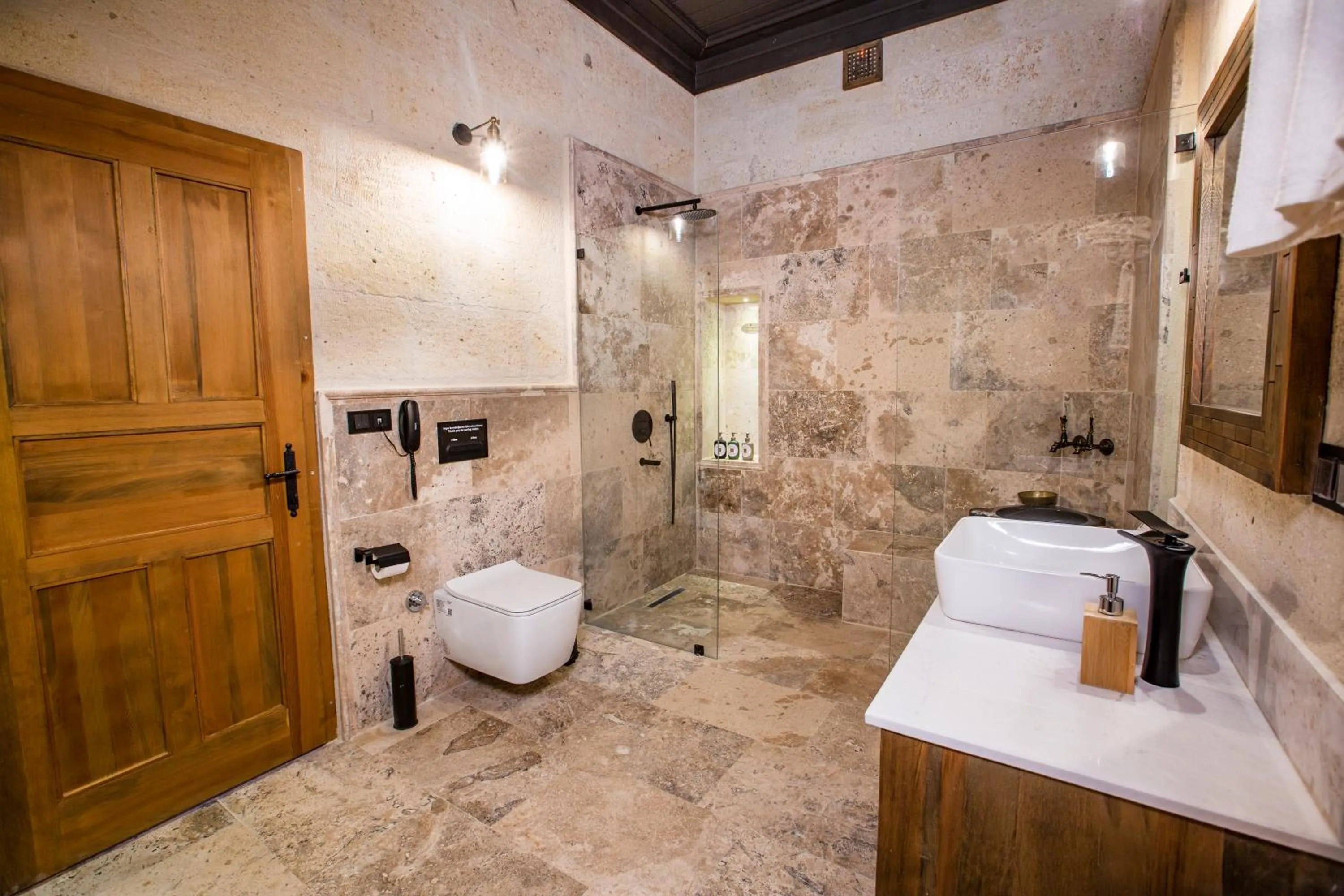 Shower in Sinasos Evleri