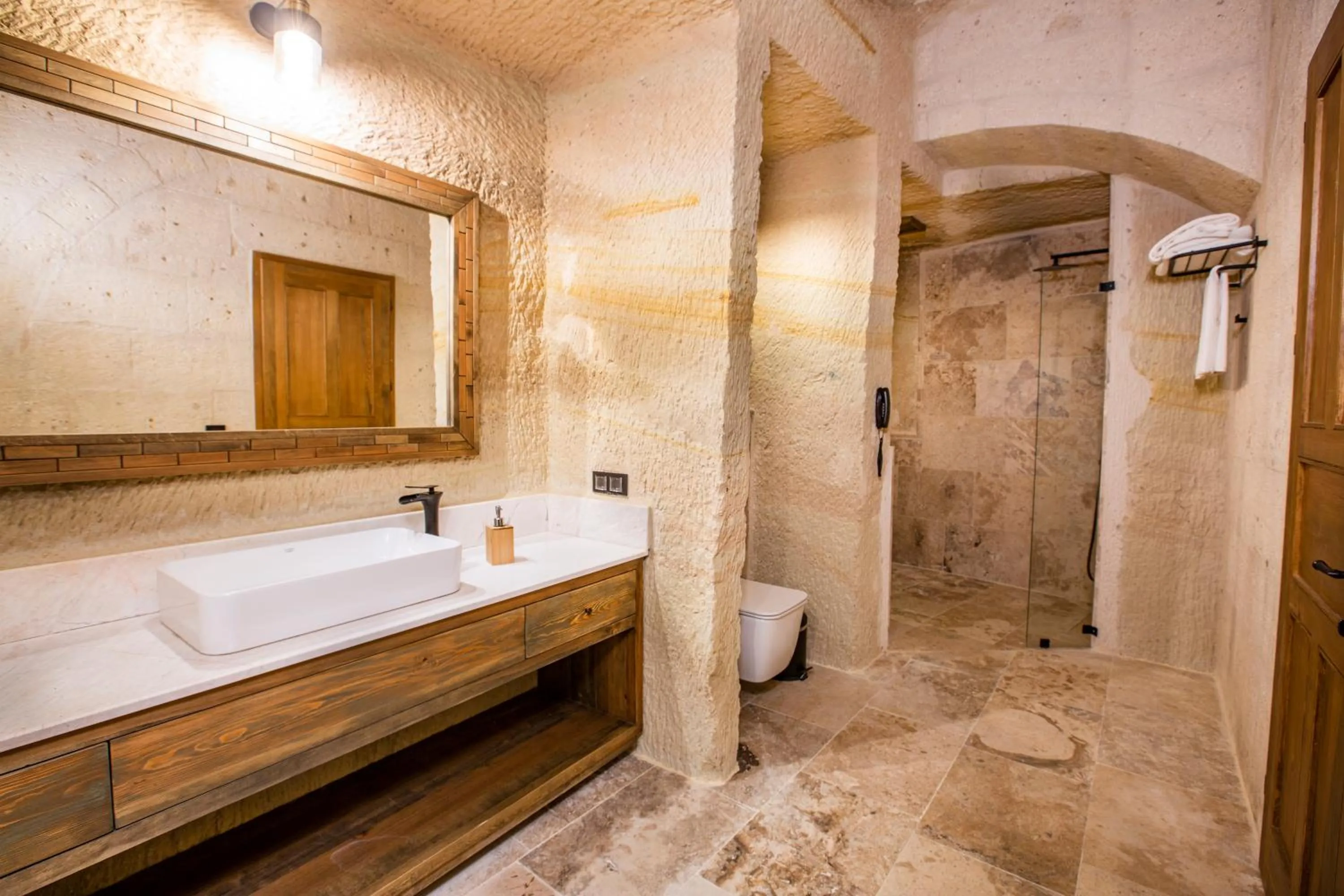 Shower in Sinasos Evleri