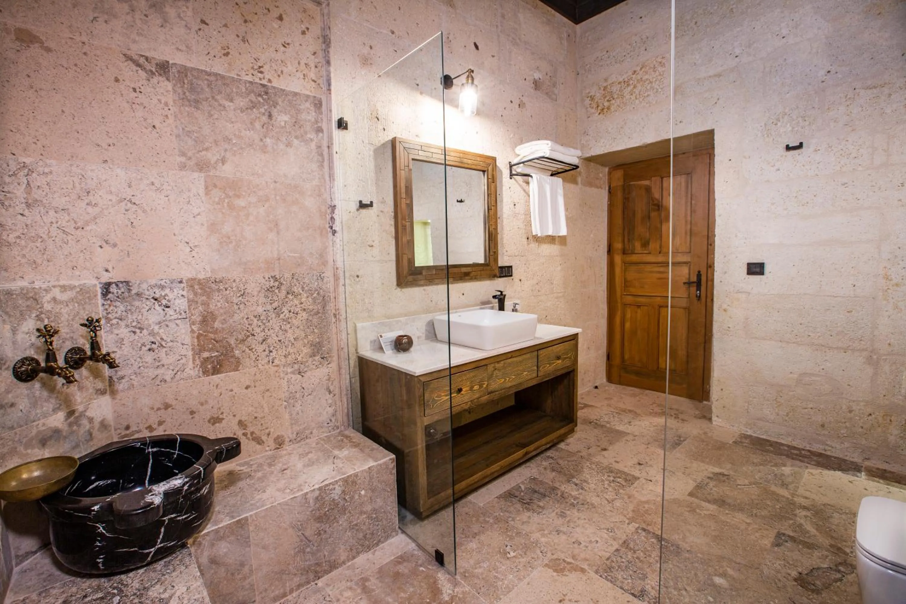 Toilet in Sinasos Evleri