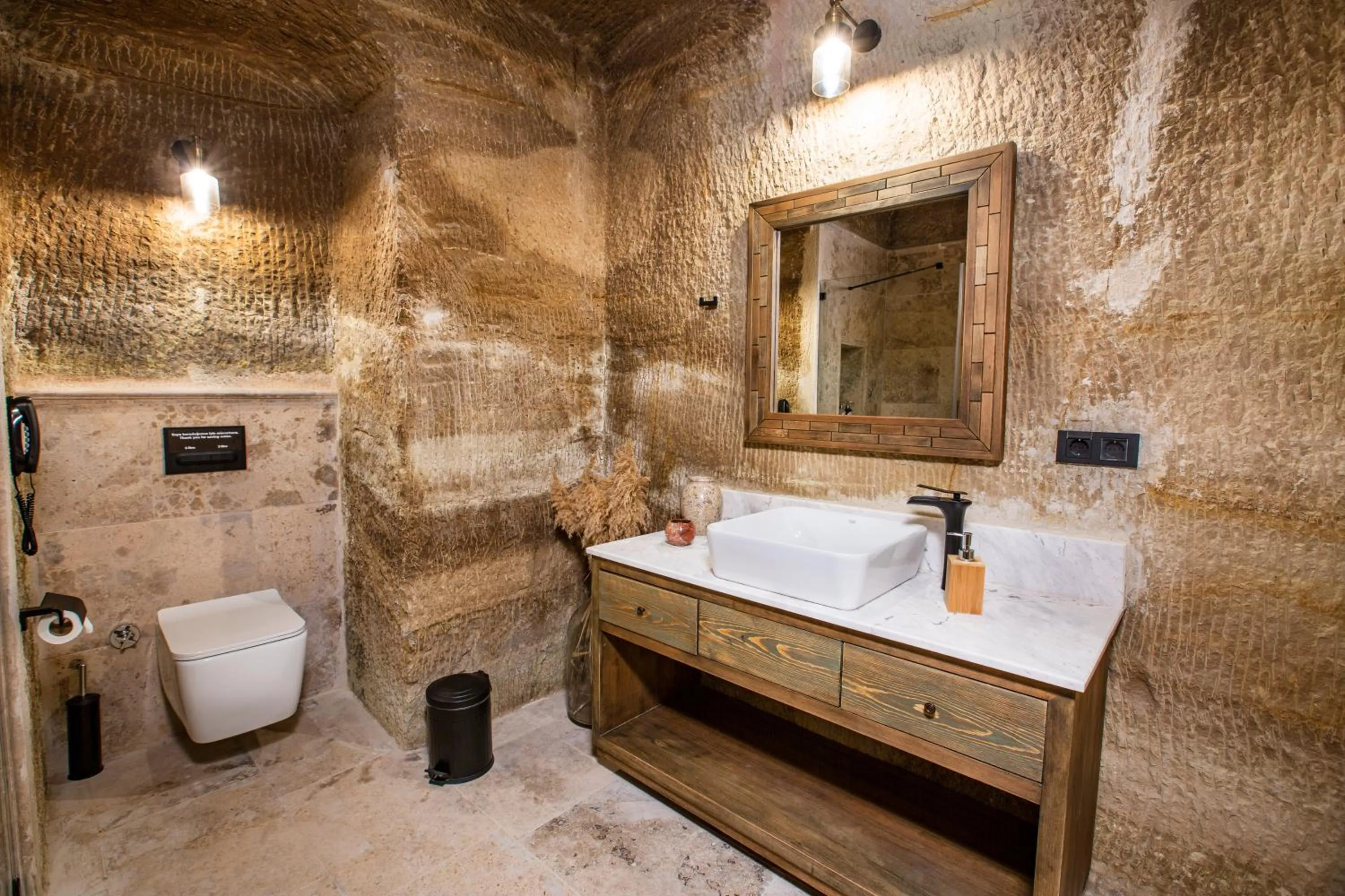 Toilet in Sinasos Evleri