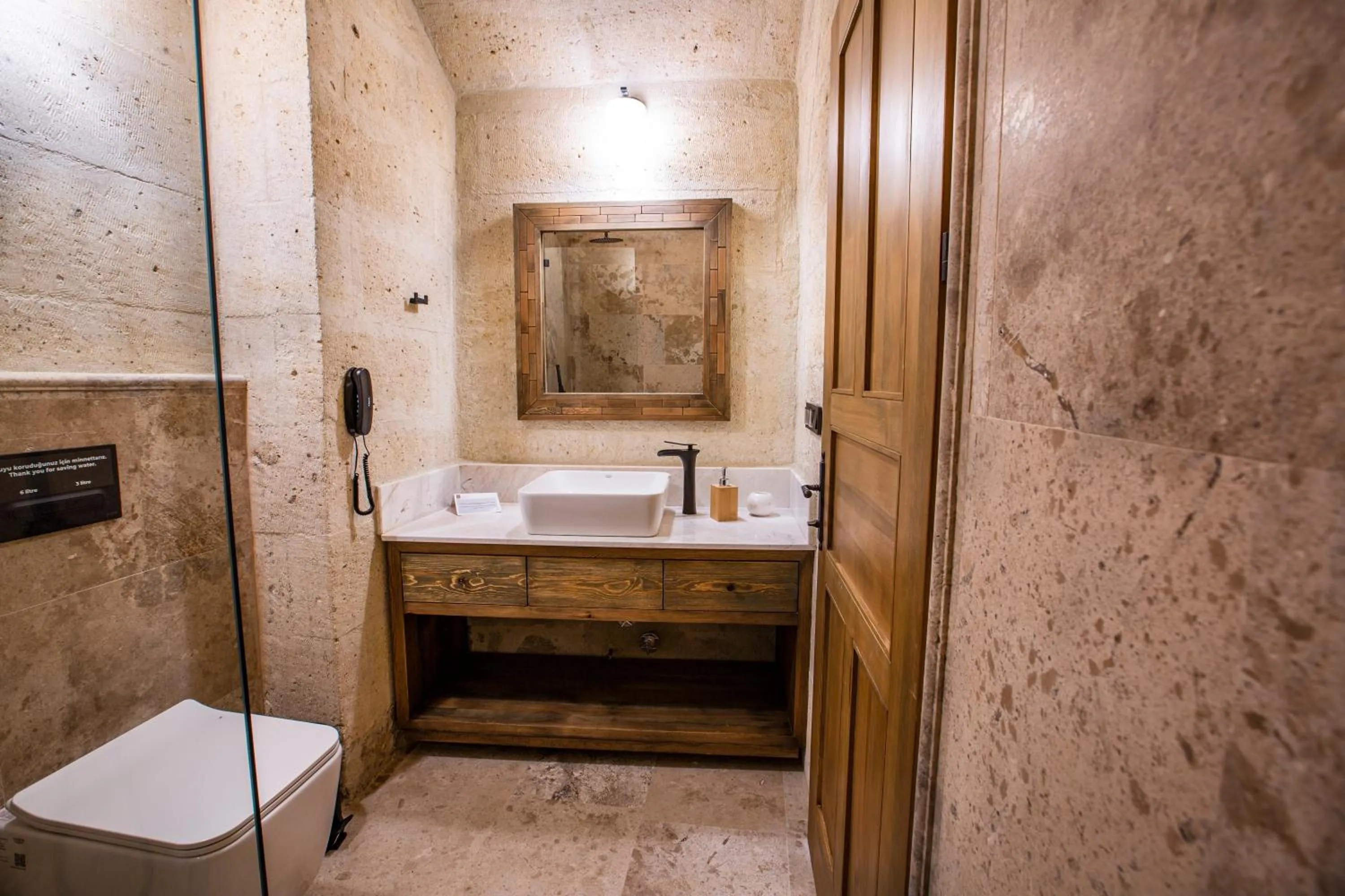 Toilet in Sinasos Evleri