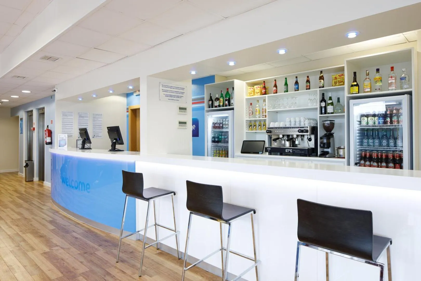 Lounge or bar in Travelodge Barcelona Fira