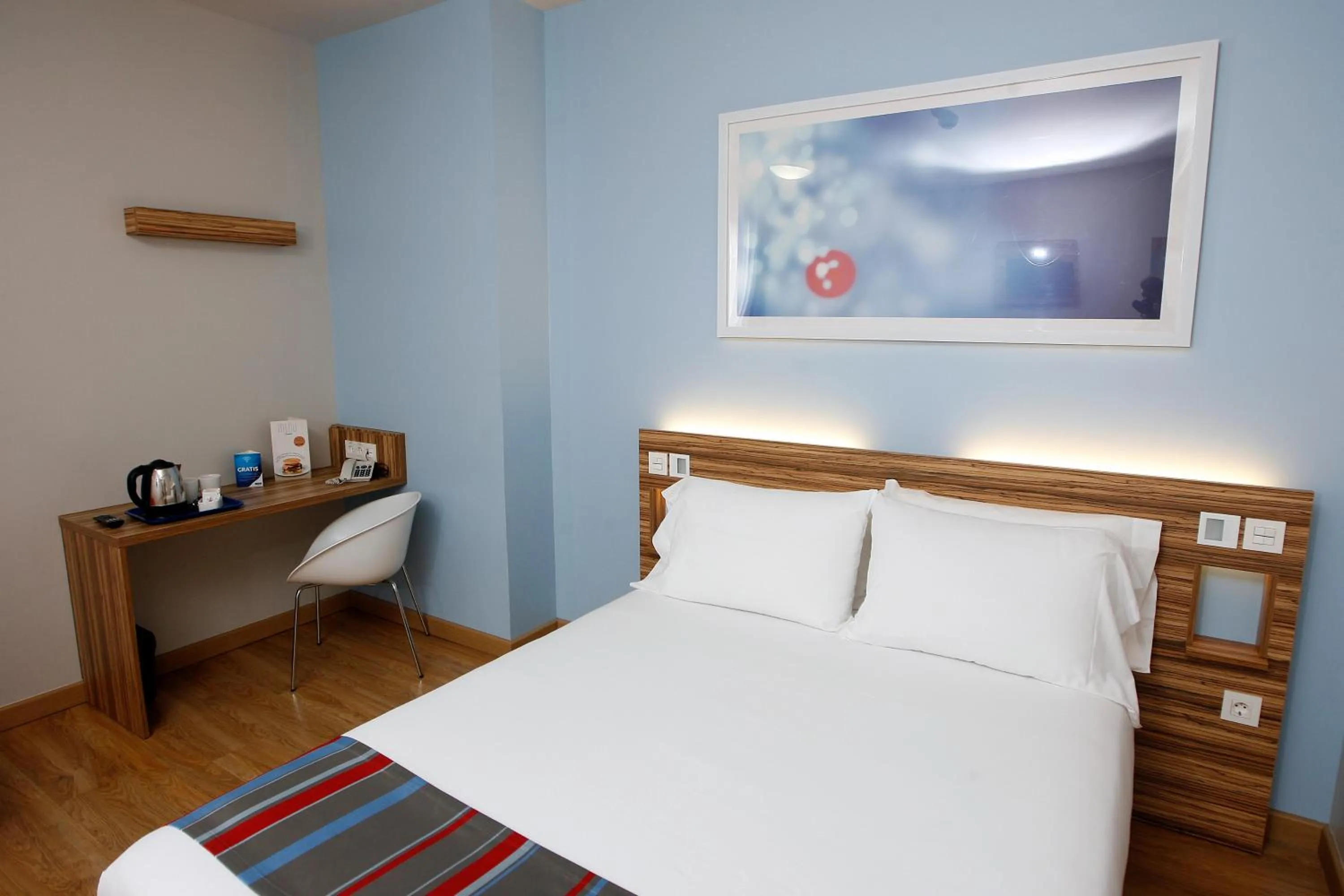 Bedroom, Bed in Travelodge Barcelona Fira