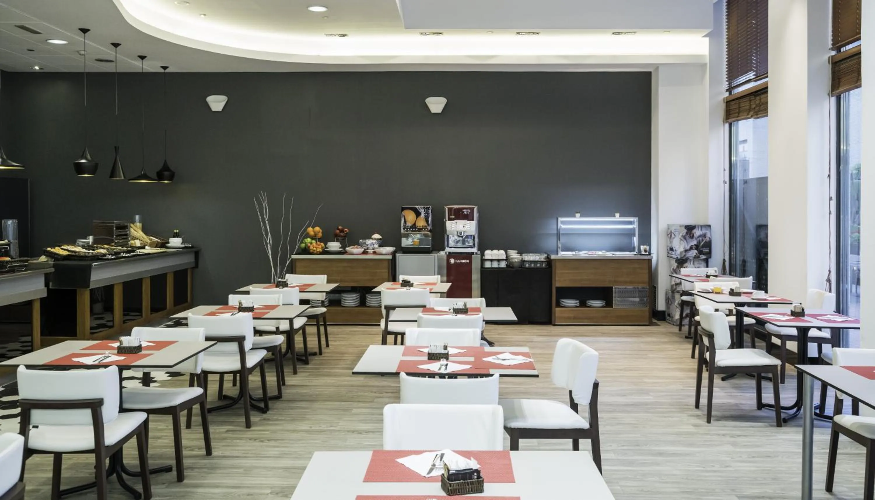 Restaurant/places to eat in Ilunion Valencia 3