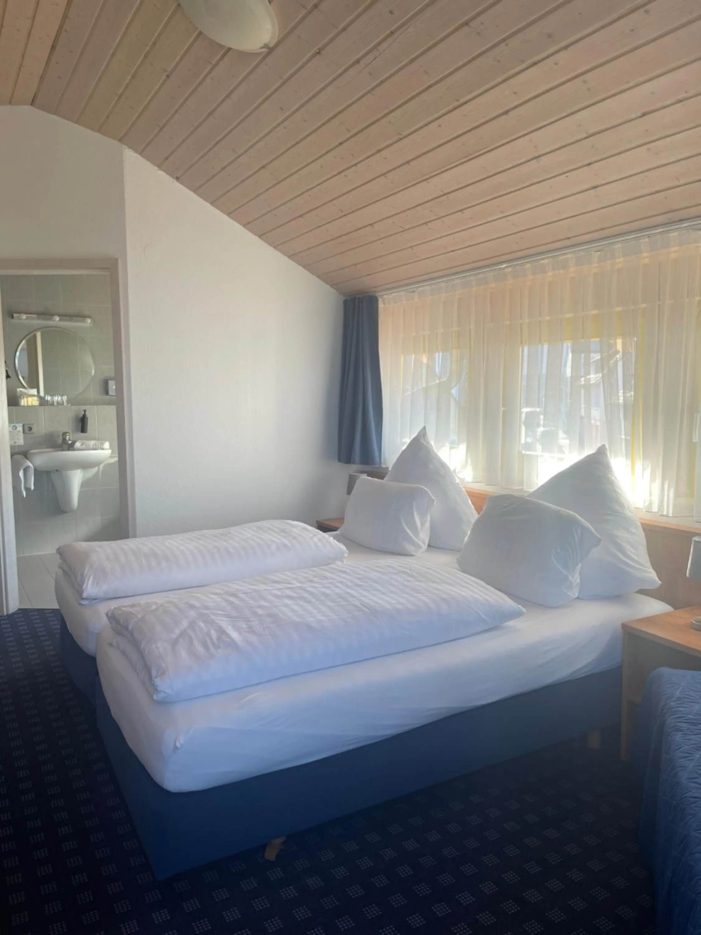 Bed in KRYSTALL Hotel