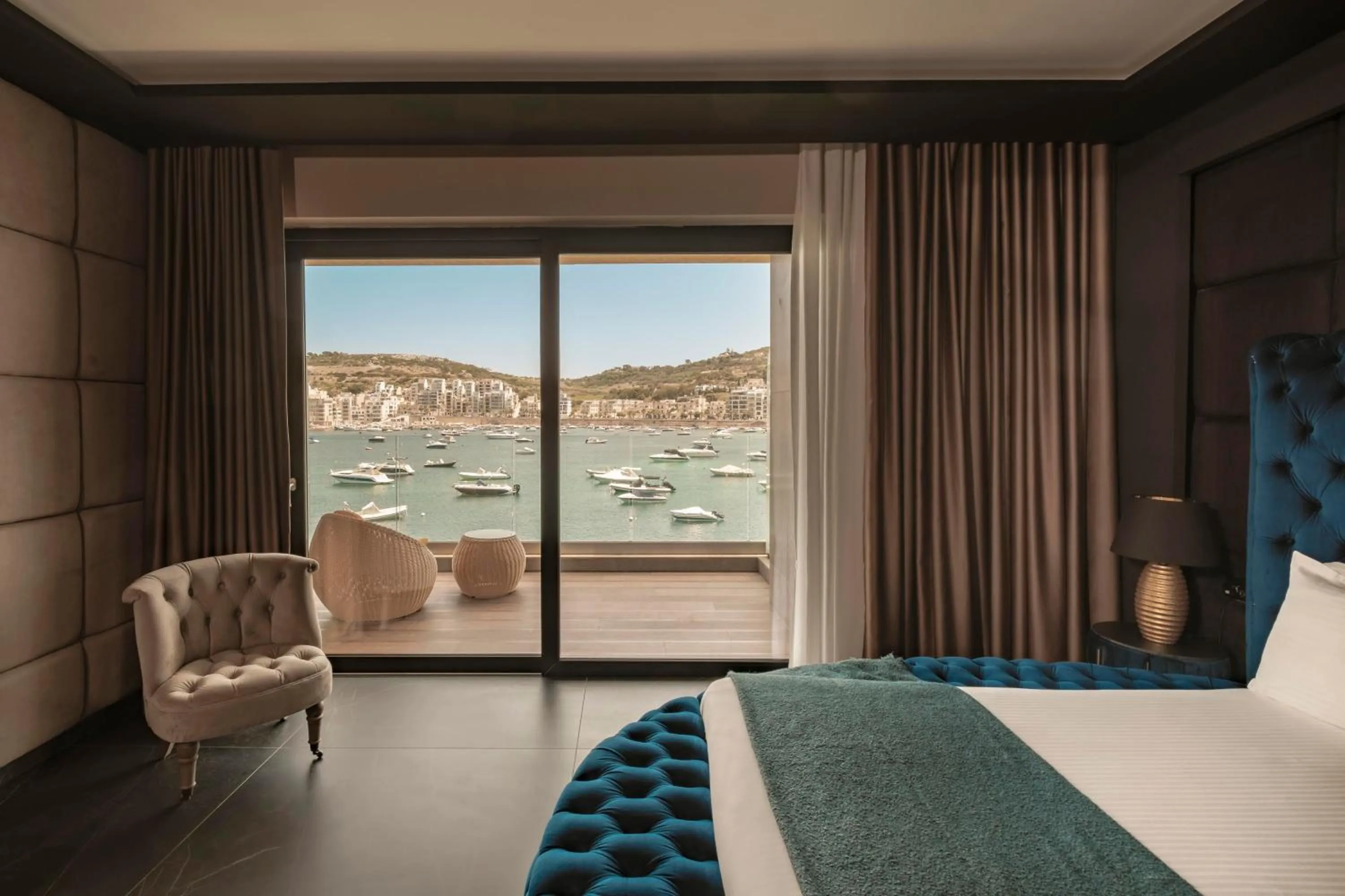 Balcony/Terrace, Bed in Damare Resort & SPA