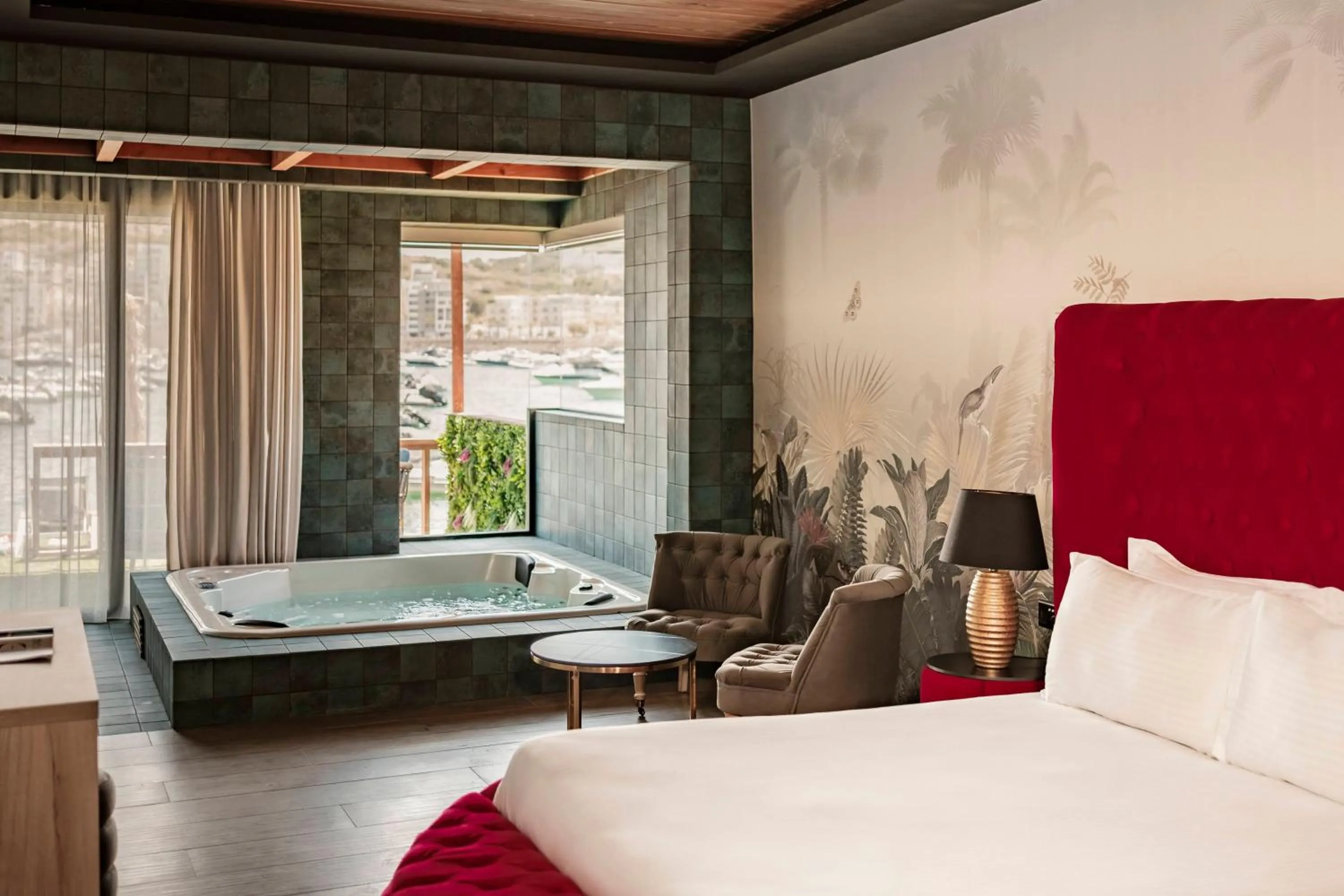 Hot Tub, Bed in Damare Resort & SPA