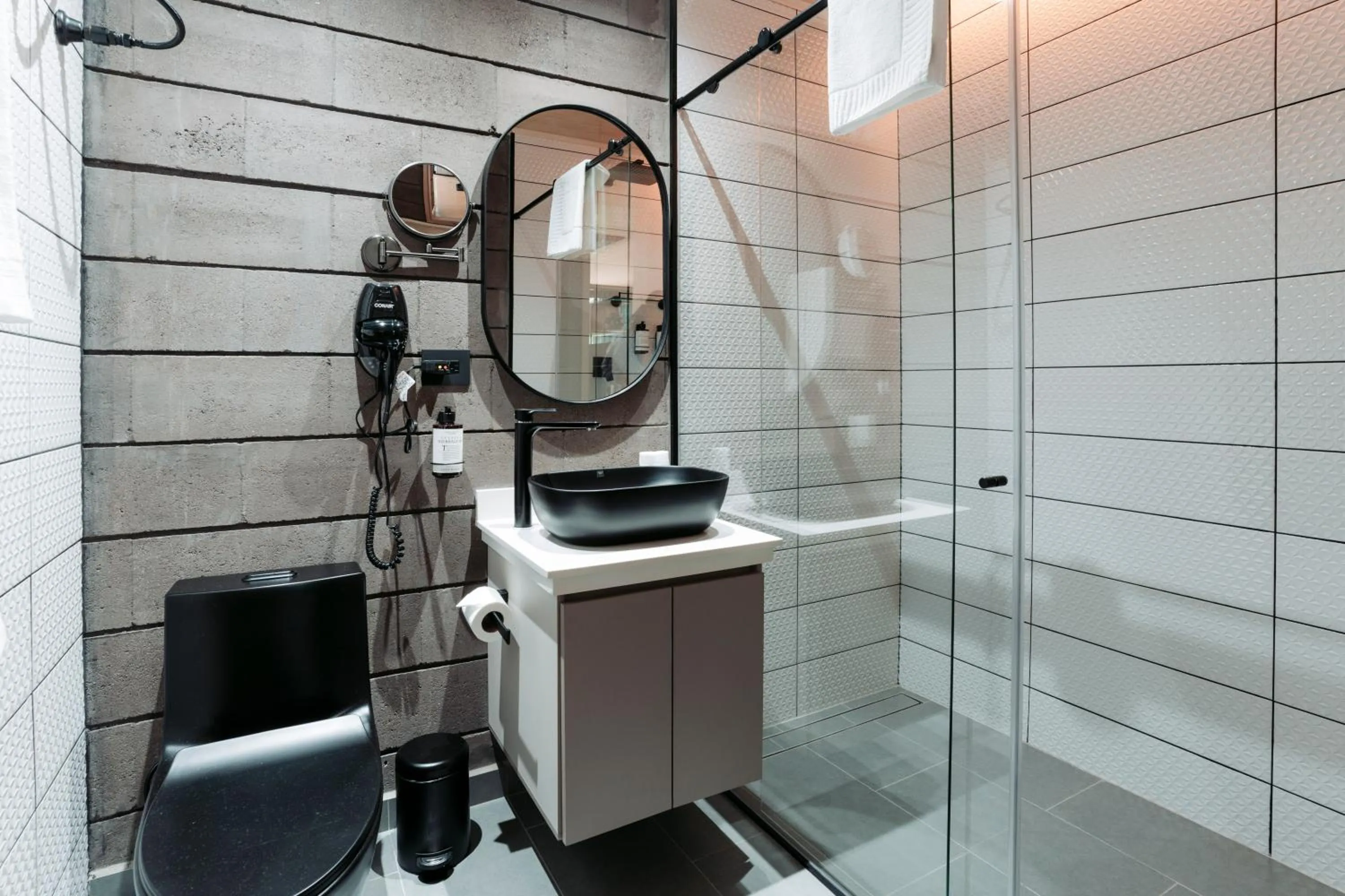 Shower in Hotel Living by Armoniko