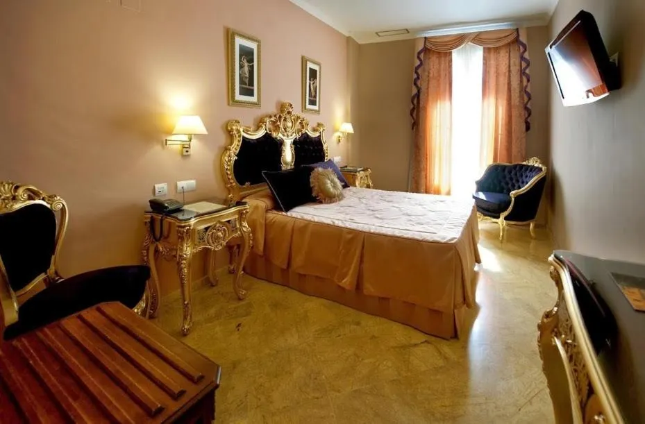 Photo of the whole room, Bed in Adriano Boutique Sevilla