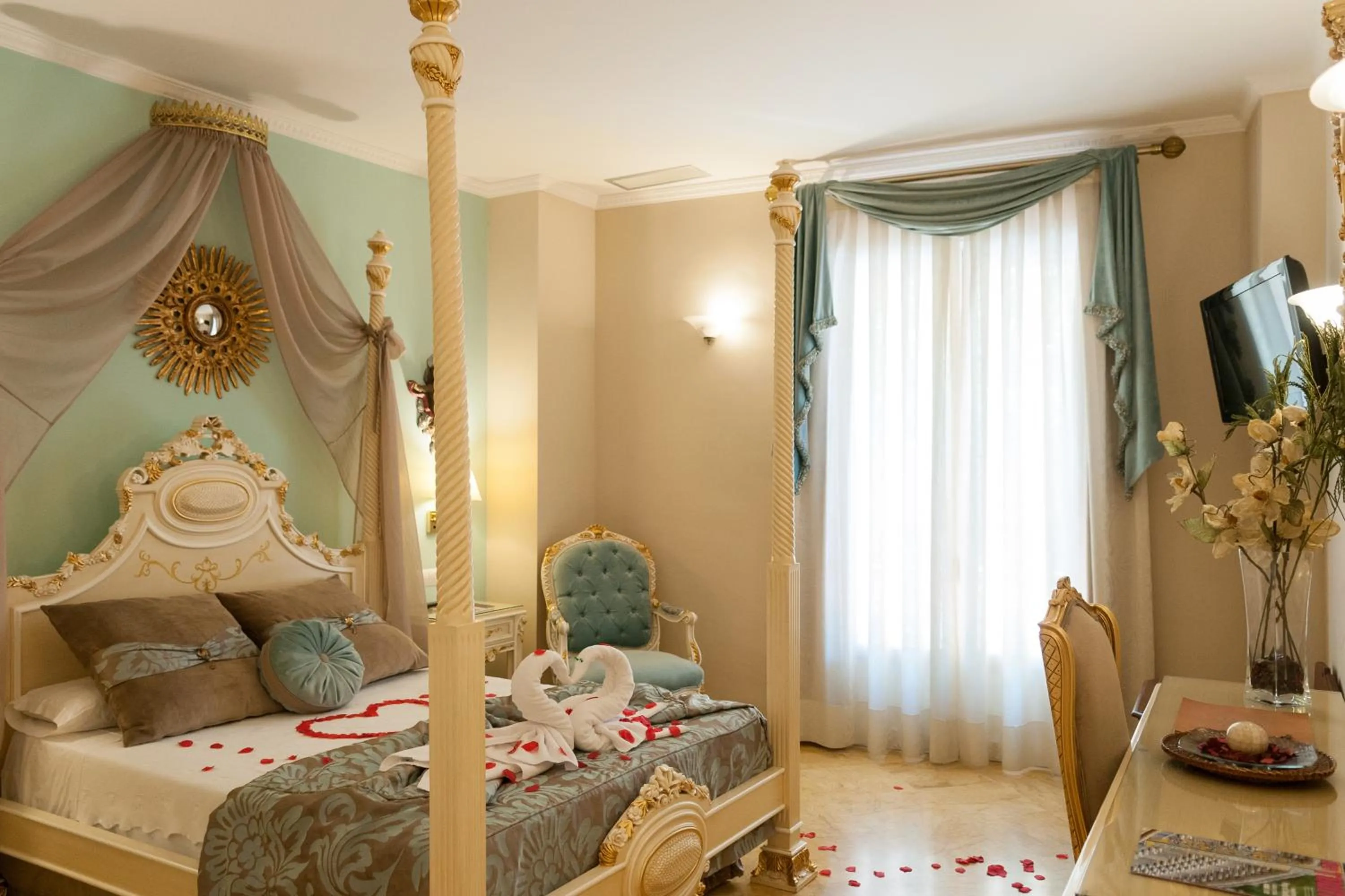 Photo of the whole room, Bed in Adriano Boutique Sevilla