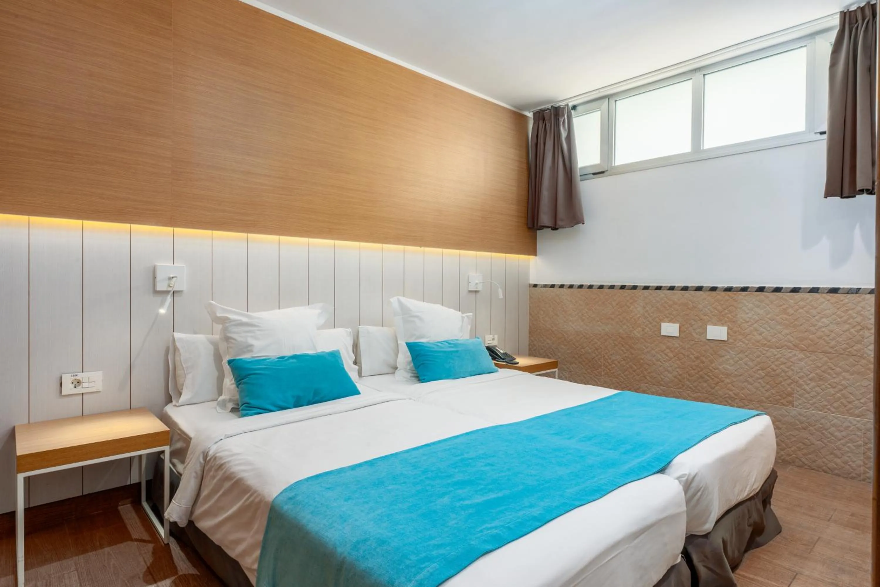 Bed in Akeah Broncemar