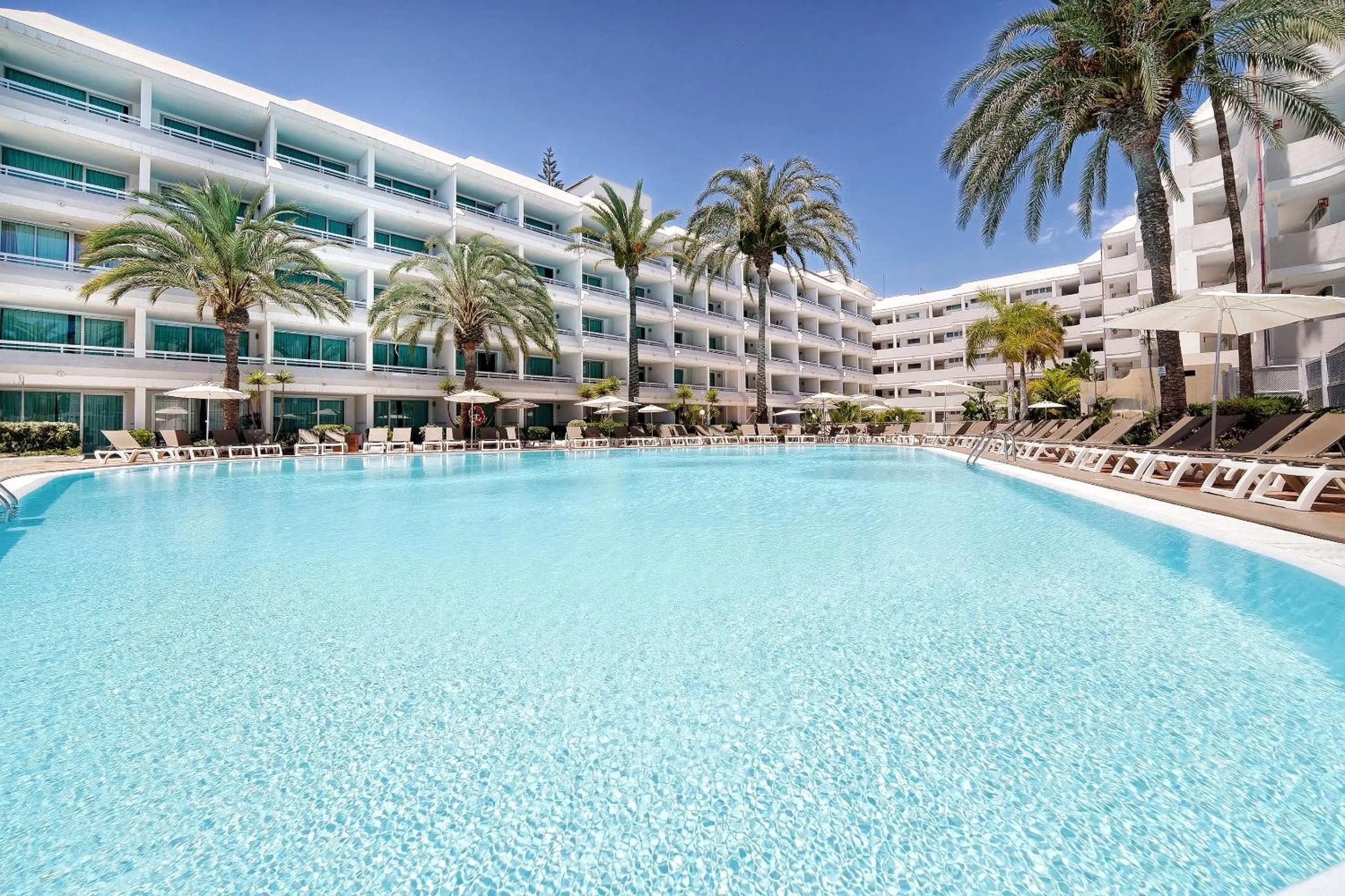 Swimming pool in Akeah Broncemar