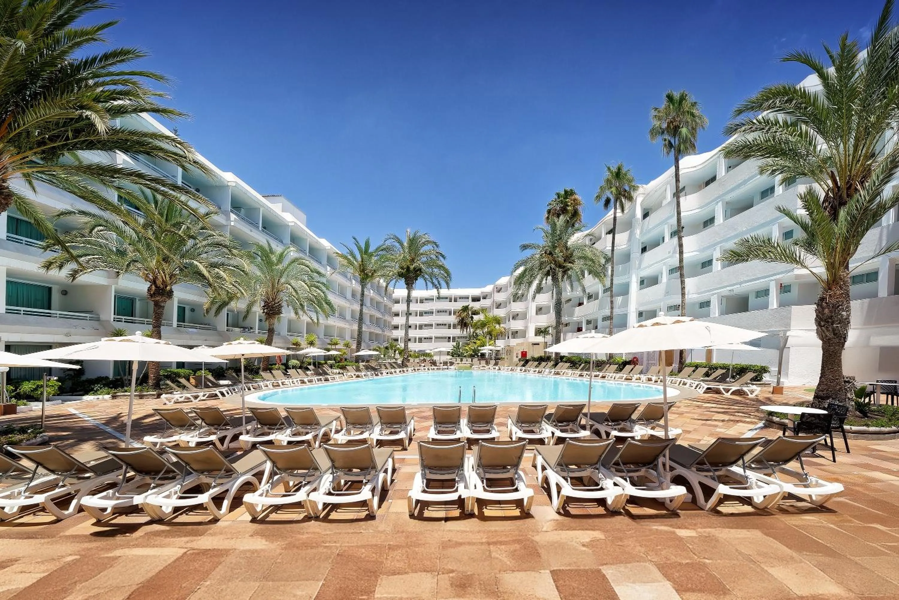 Swimming pool in Akeah Broncemar